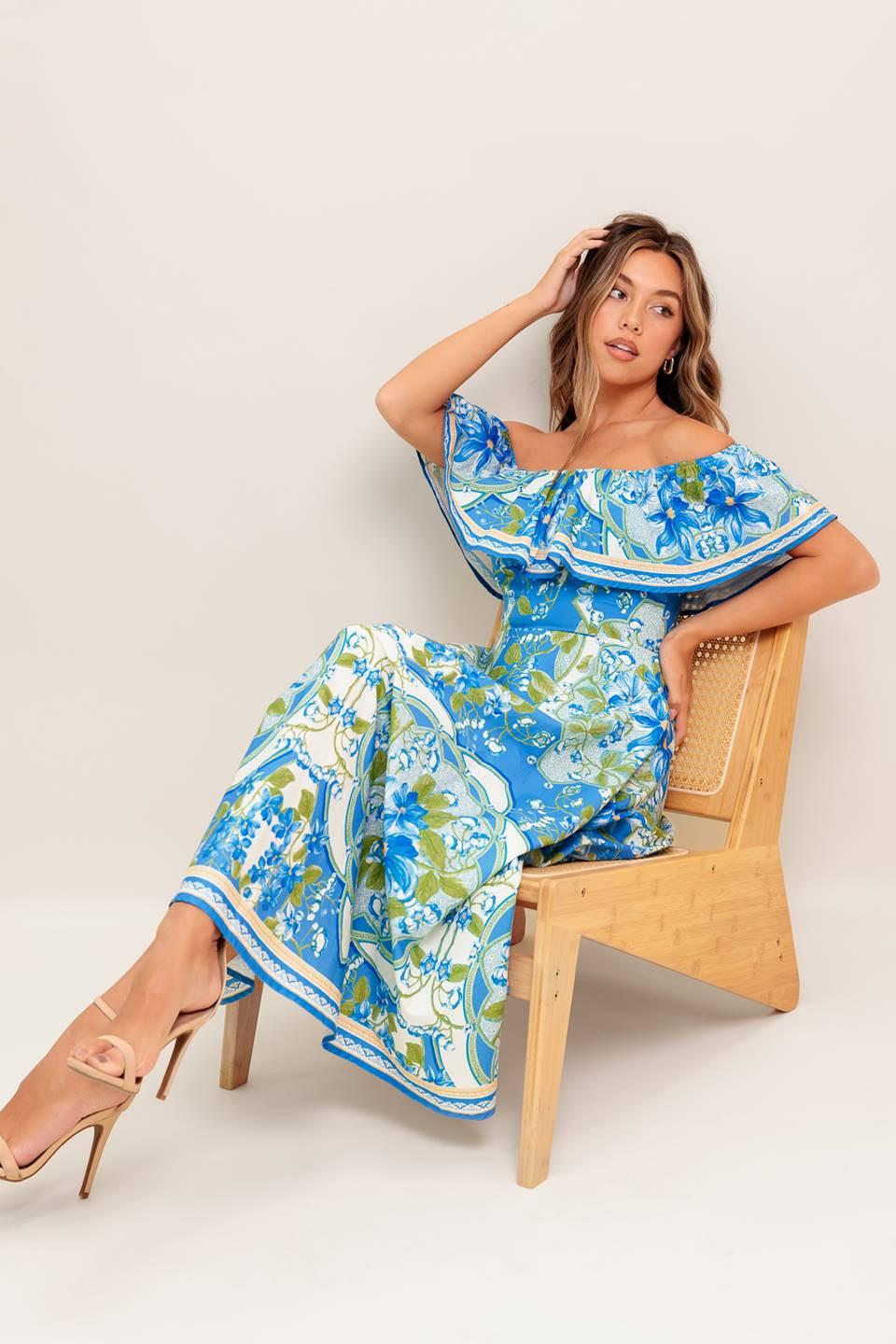 VESTIDO MIDI TEJIDO AZUL POLVO CON ESTAMPADO TROPICAL