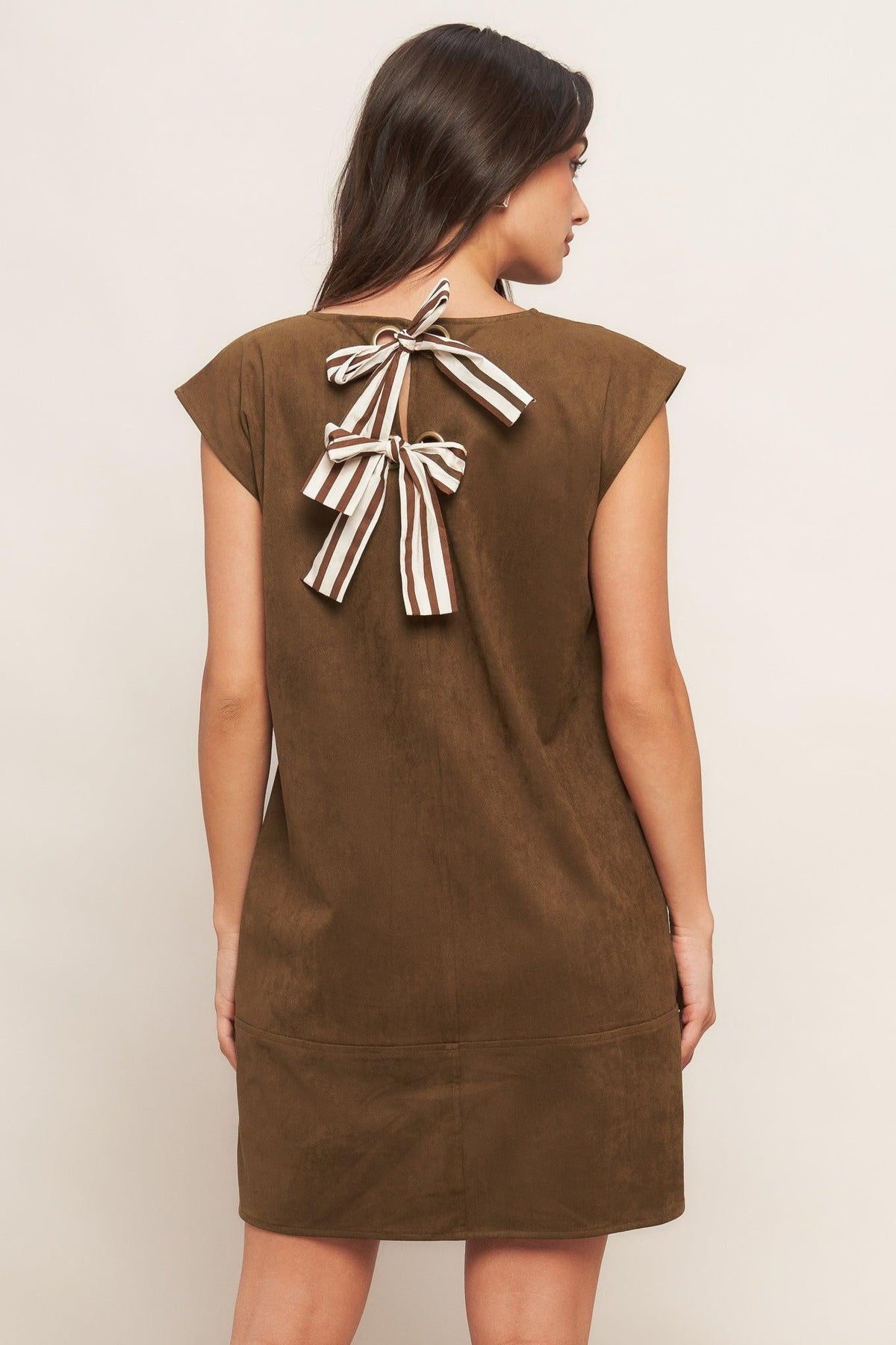 VESTIDO MIDI RECTO EN ANTE SINTÉTICO, ESTILO LUJO SILENCIOSO