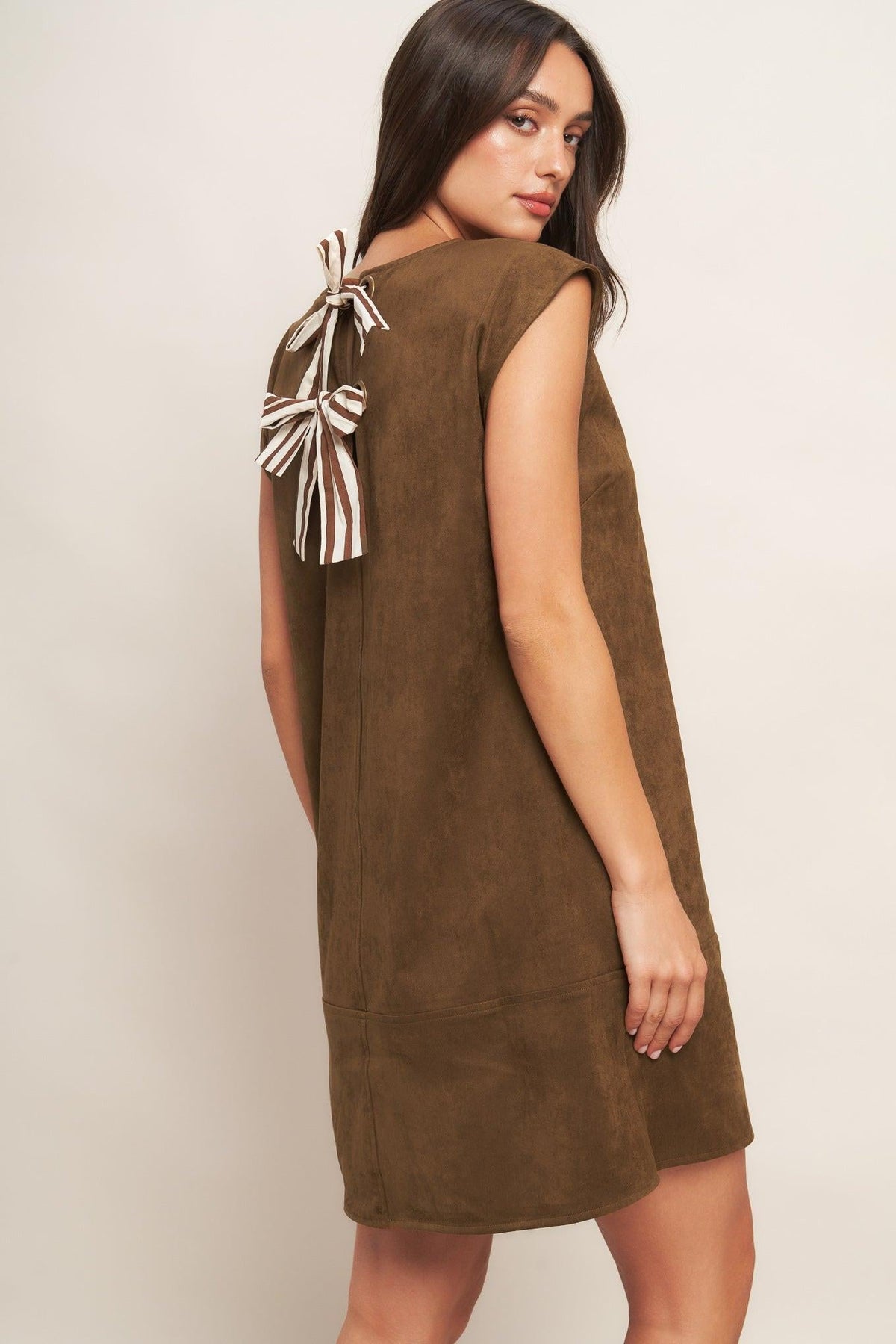 VESTIDO MIDI RECTO EN ANTE SINTÉTICO, ESTILO LUJO SILENCIOSO