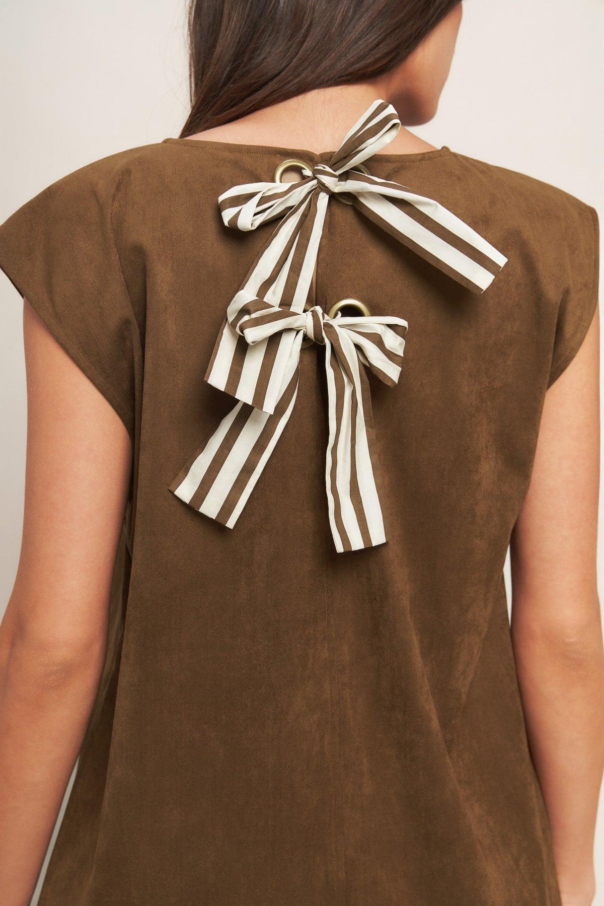 VESTIDO MIDI RECTO EN ANTE SINTÉTICO, ESTILO LUJO SILENCIOSO