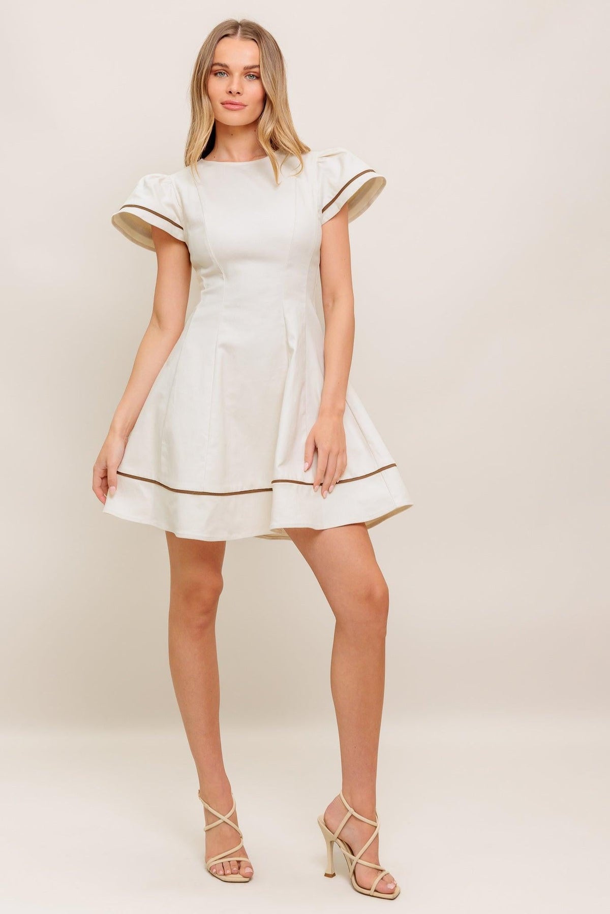MINIVESTIDO TEJIDO COLOR CREMA TÉ CON LECHE