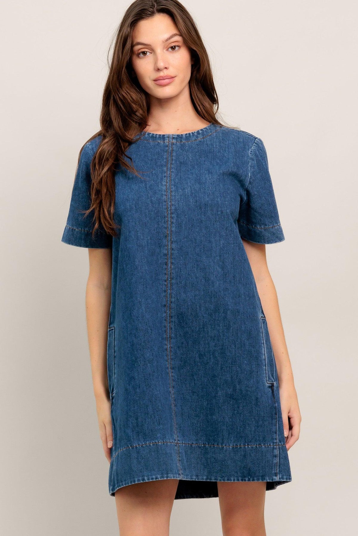 VESTIDO CORTO DE MEZCLILLA DE DISEÑO SENCILLO