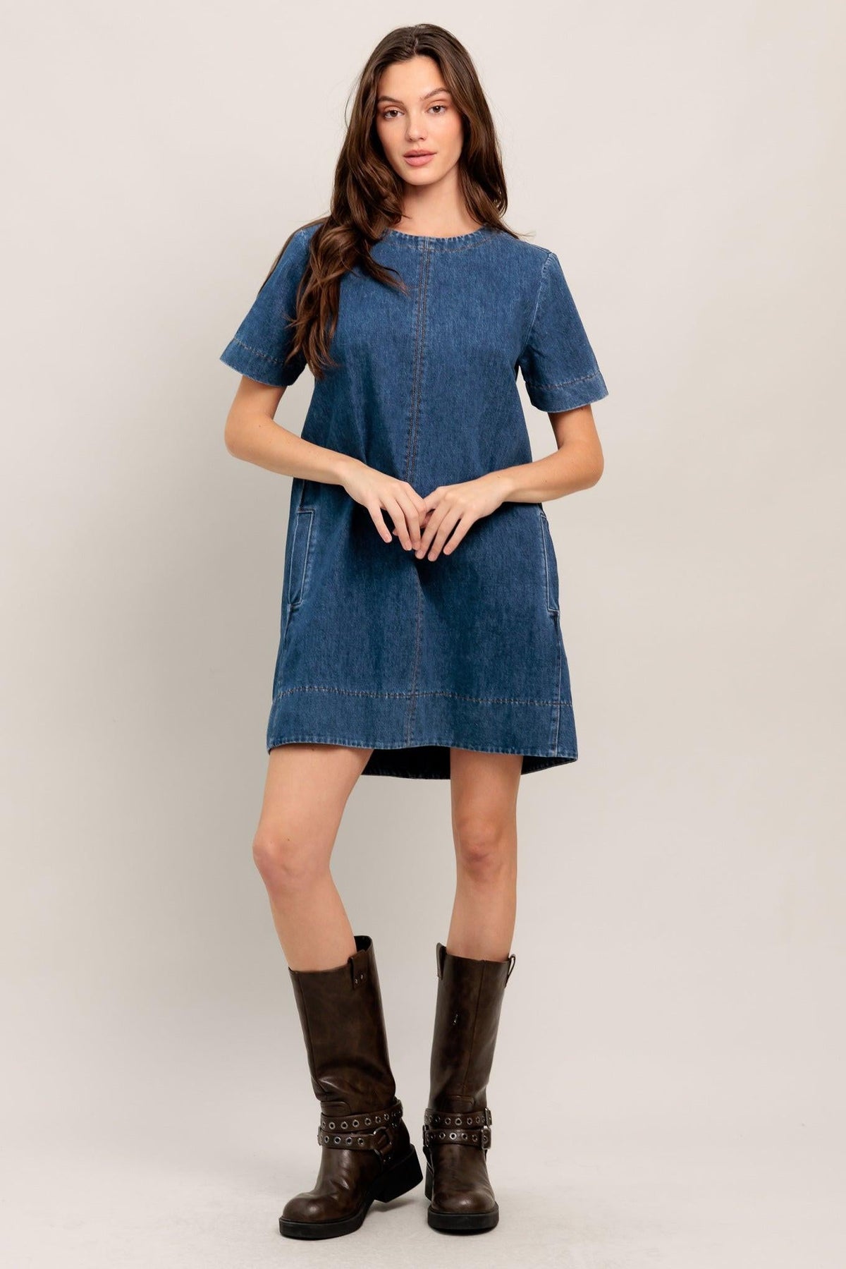 VESTIDO CORTO DE MEZCLILLA DE DISEÑO SENCILLO