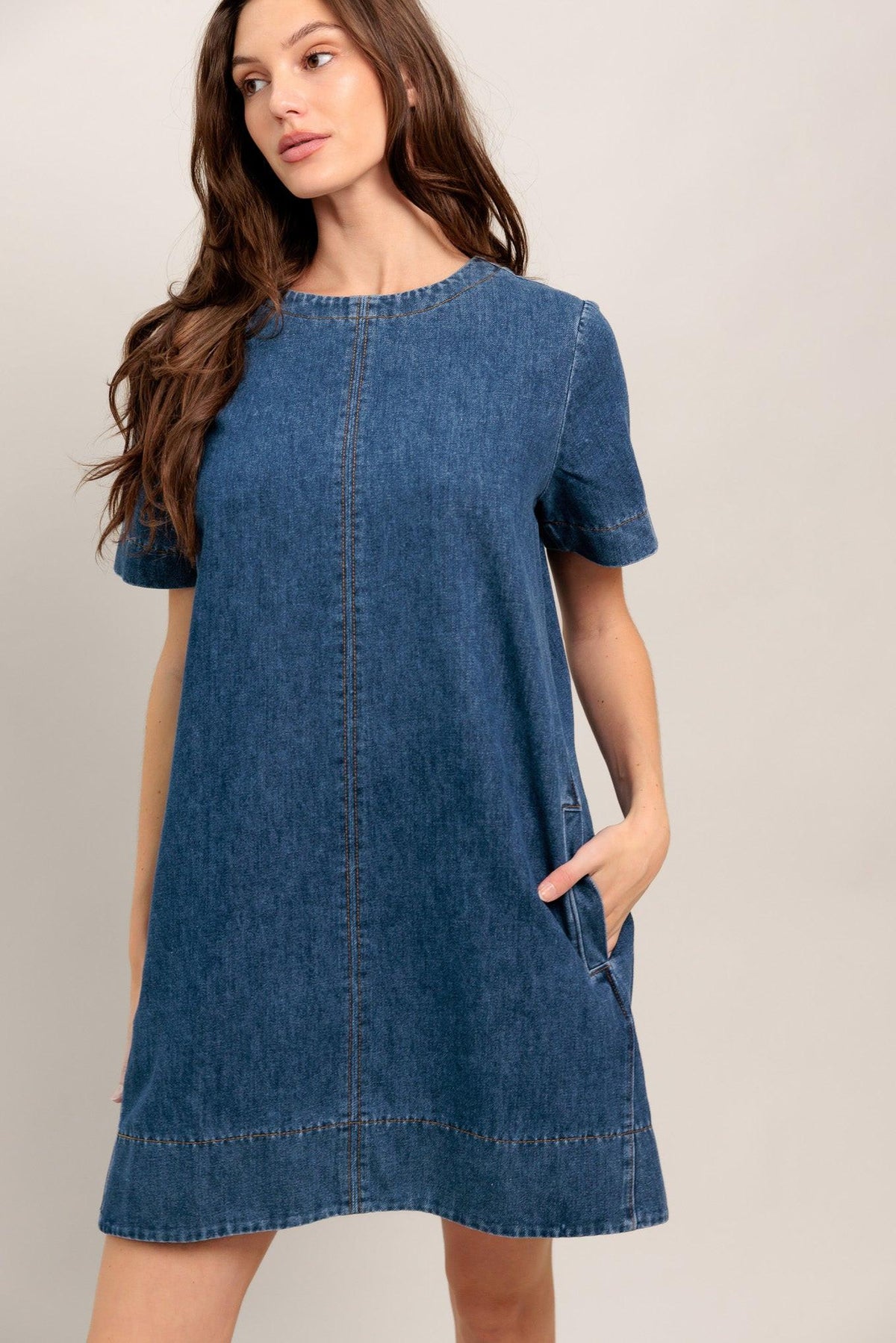 VESTIDO CORTO DE MEZCLILLA DE DISEÑO SENCILLO