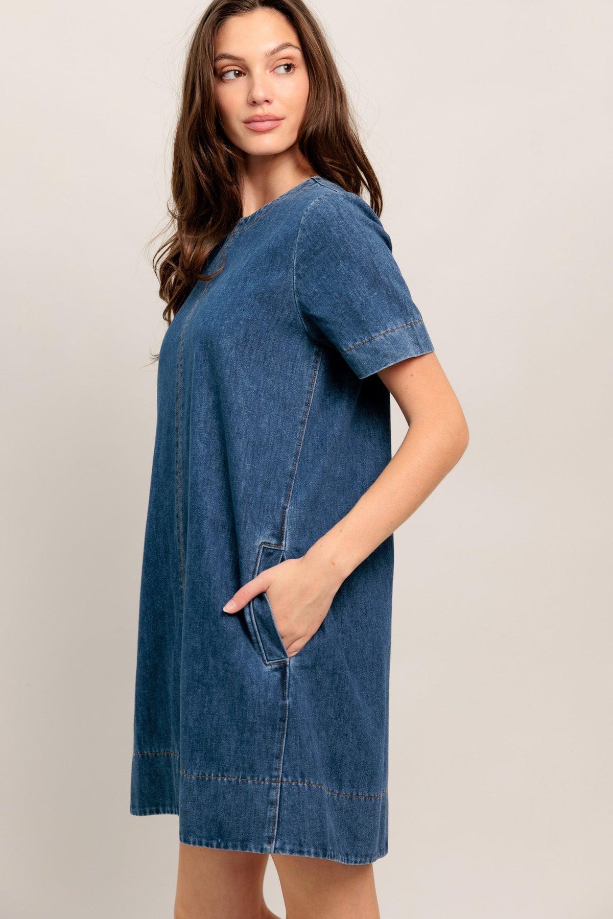 VESTIDO CORTO DE MEZCLILLA DE DISEÑO SENCILLO