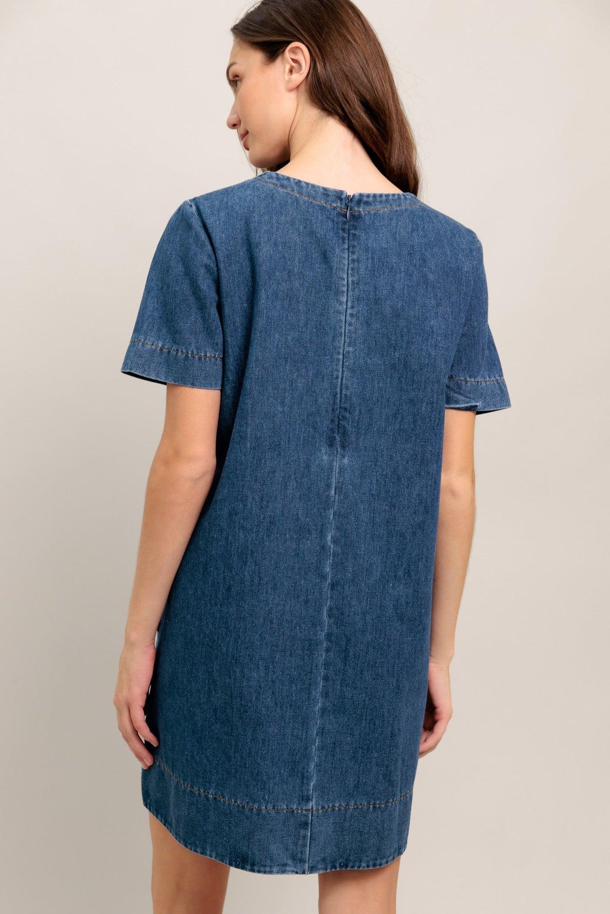 VESTIDO CORTO DE MEZCLILLA DE DISEÑO SENCILLO