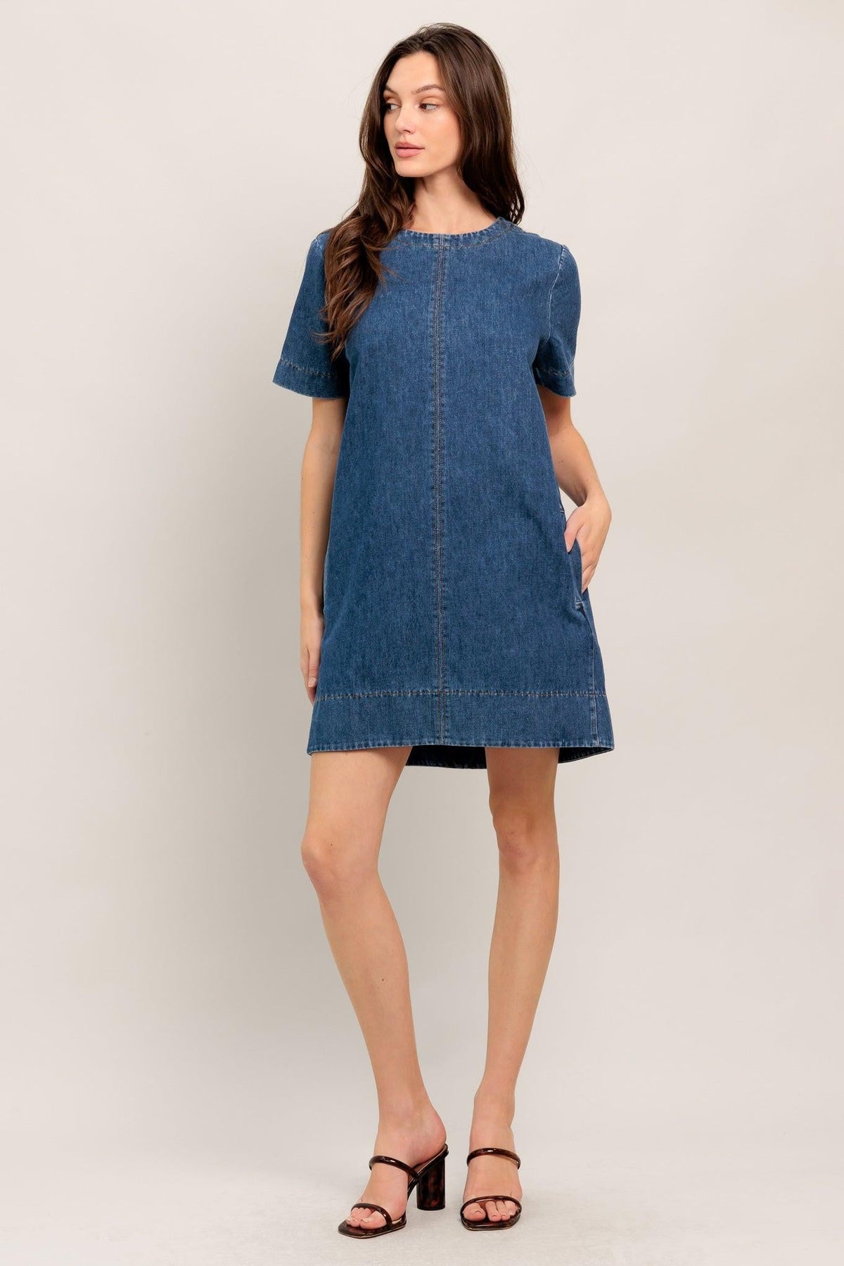 VESTIDO CORTO DE MEZCLILLA DE DISEÑO SENCILLO
