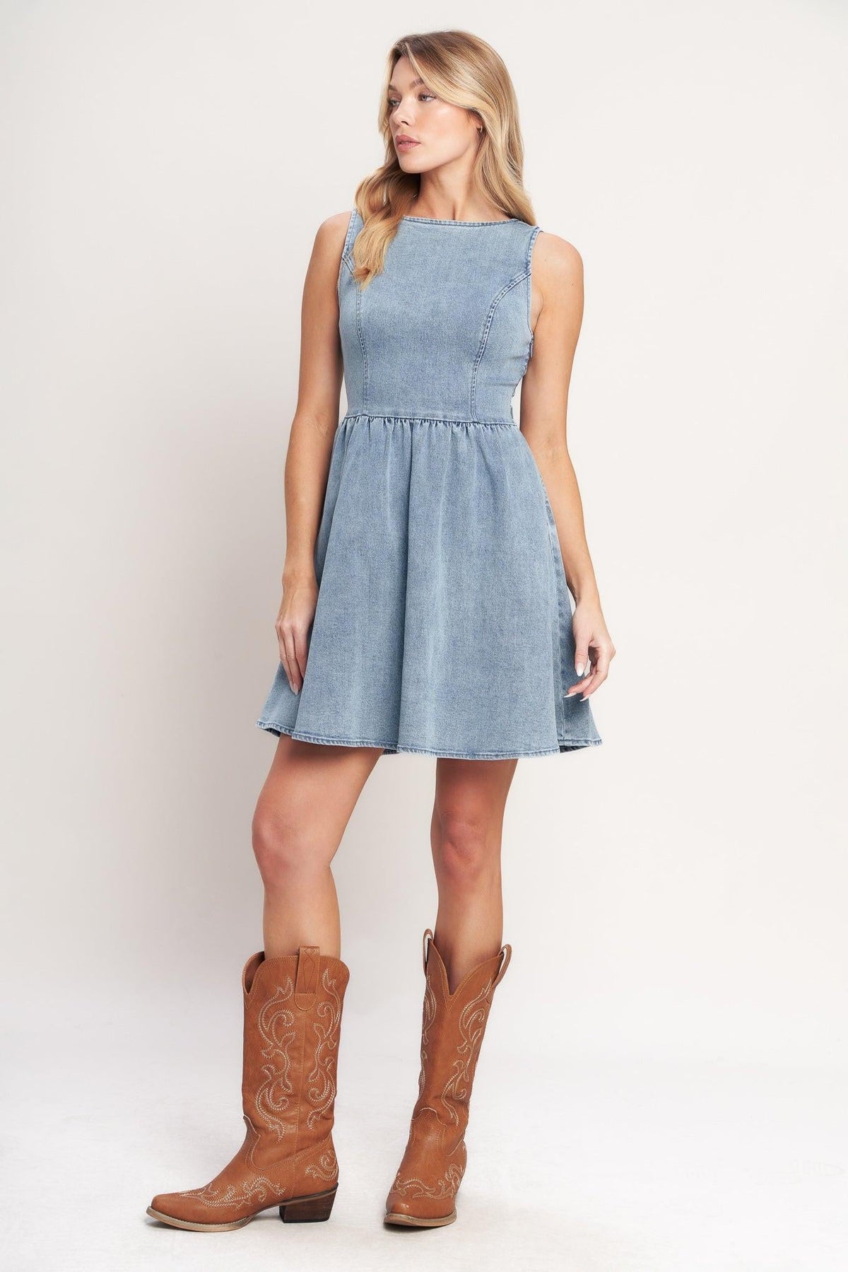 VESTIDO CORTO DE MEZCLILLA CASUAL Y ELEGANTE