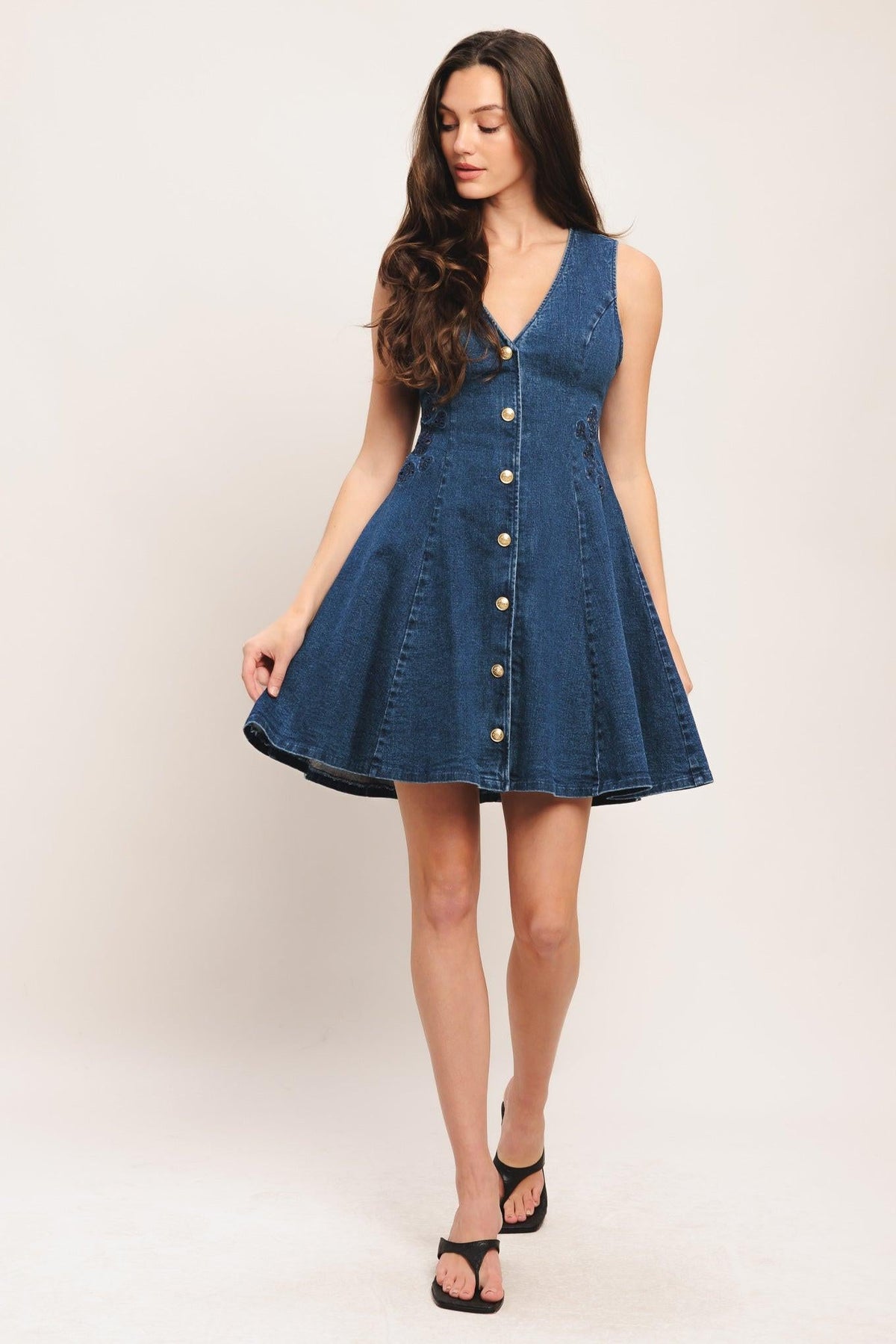 VESTIDO CORTO DE MEZCLILLA ACAMPANADO ÍNDIGO