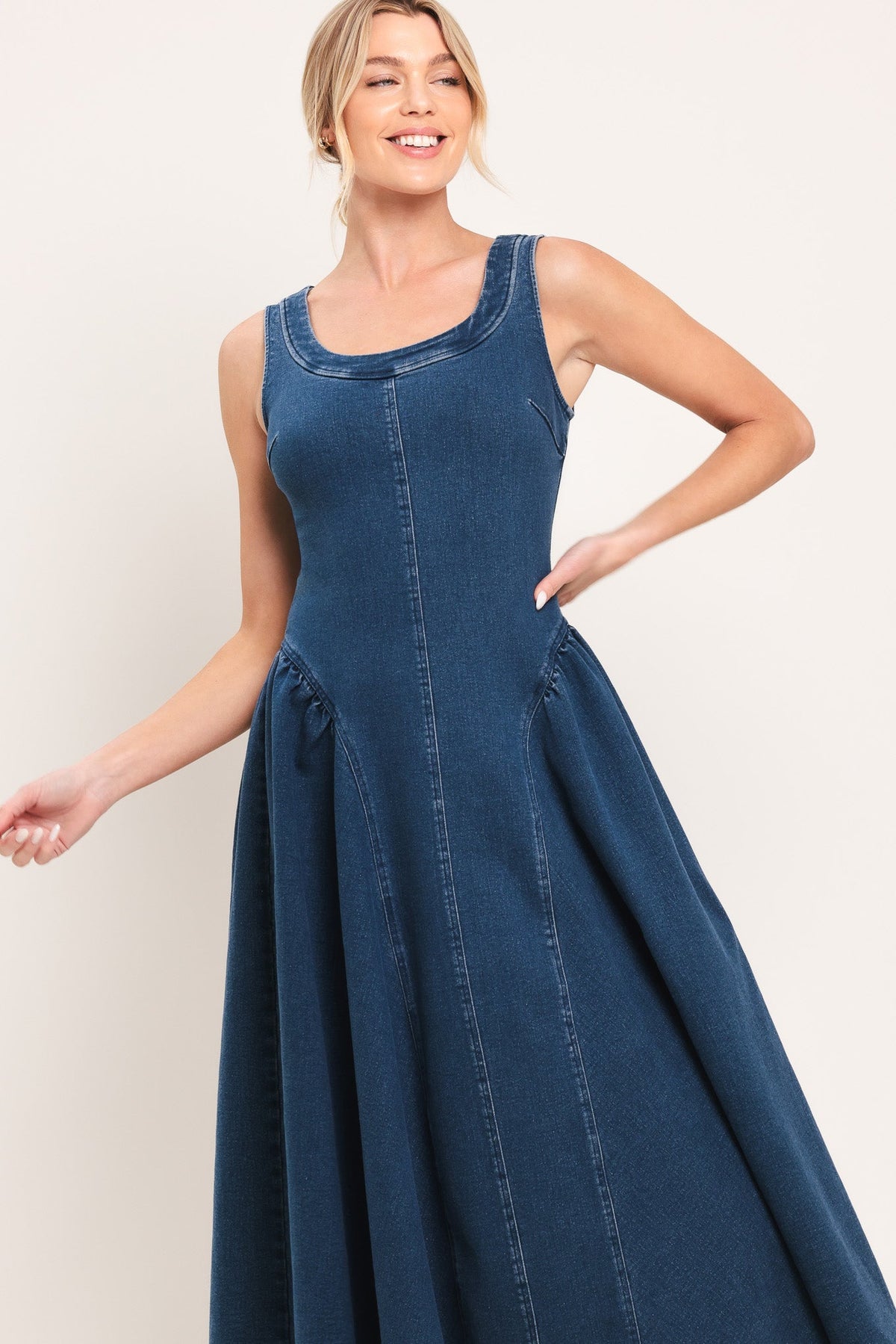 VESTIDO MIDI DE DENIM ÍNDIGO CLÁSICO