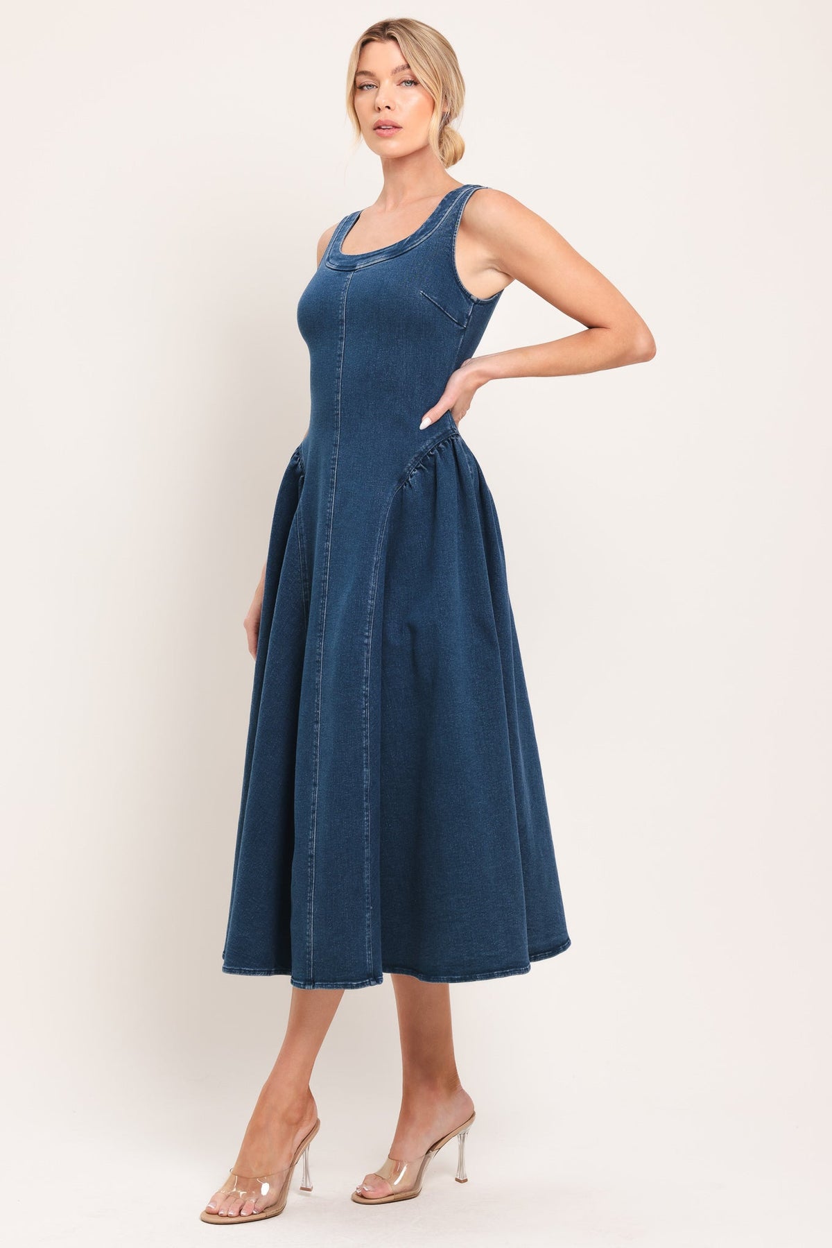 VESTIDO MIDI DE DENIM ÍNDIGO CLÁSICO