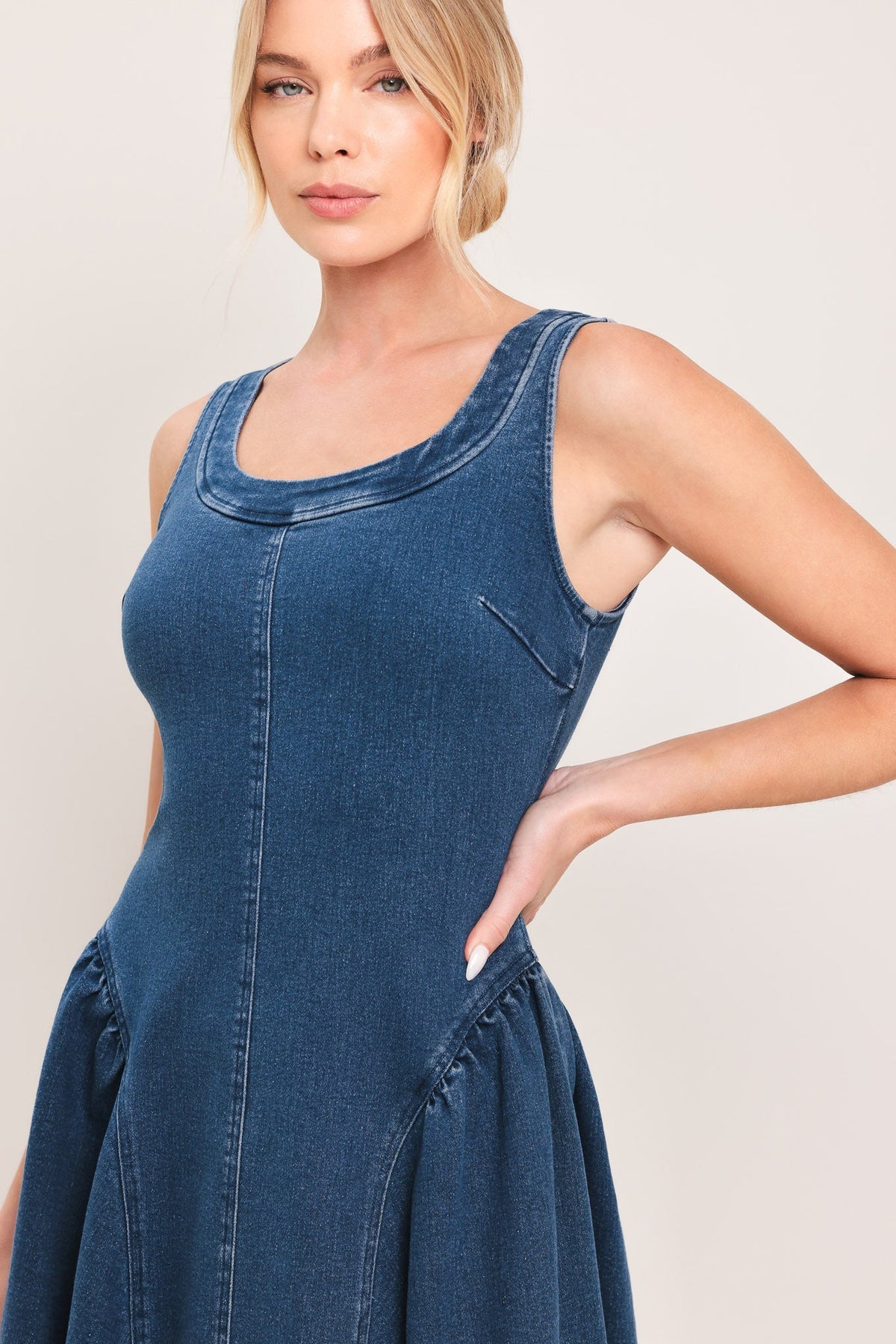 VESTIDO MIDI DE DENIM ÍNDIGO CLÁSICO