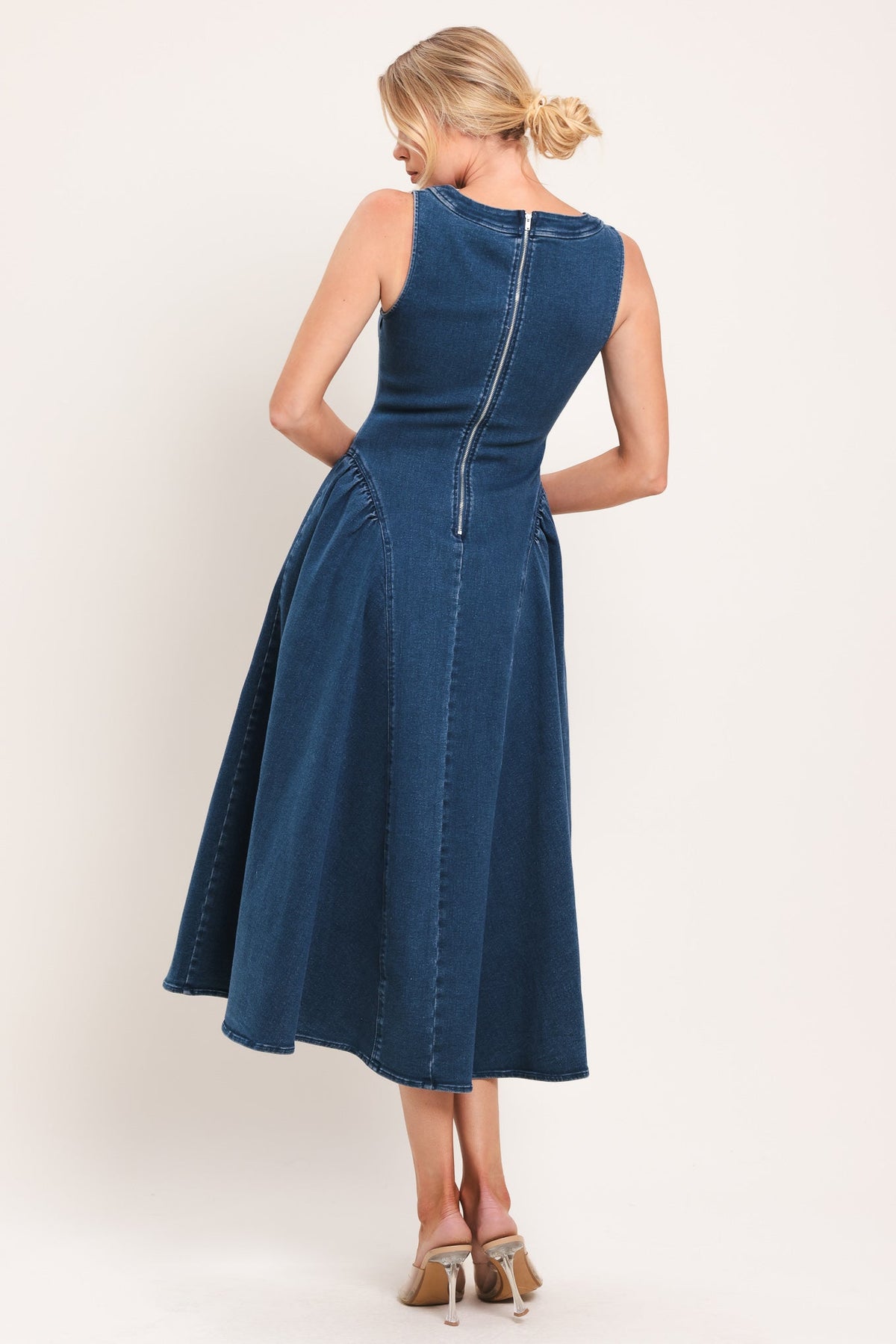 VESTIDO MIDI DE DENIM ÍNDIGO CLÁSICO