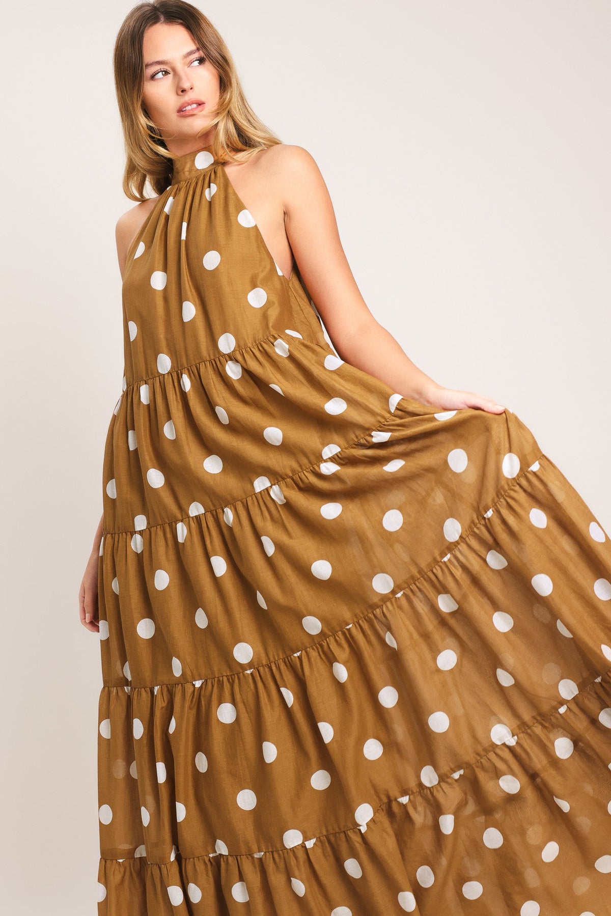 VESTIDO MAXI TEJIDO DE LUNARES COLOR MIEL