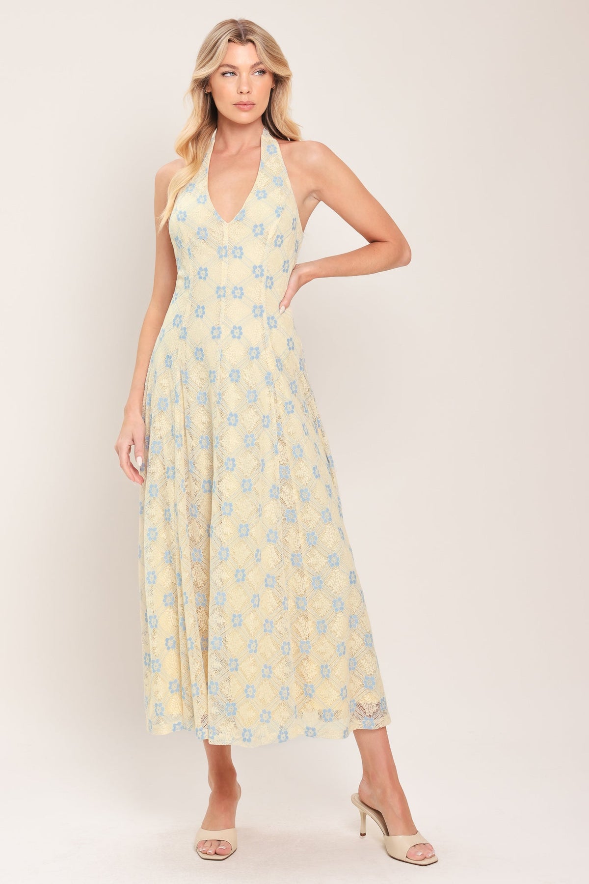 VESTIDO MIDI DE ENCAJE TEJIDO CON CUELLO HALTER Y ESTAMPADO FLORAL DELICADO