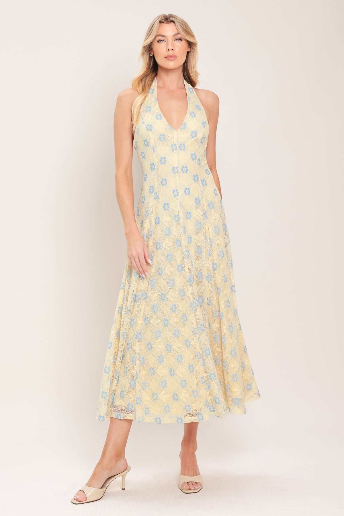 VESTIDO MIDI DE ENCAJE TEJIDO CON CUELLO HALTER Y ESTAMPADO FLORAL DELICADO