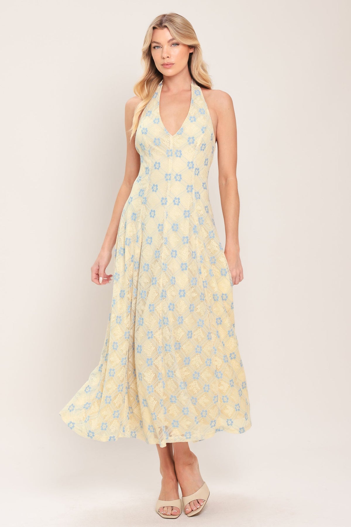 VESTIDO MIDI DE ENCAJE TEJIDO CON CUELLO HALTER Y ESTAMPADO FLORAL DELICADO