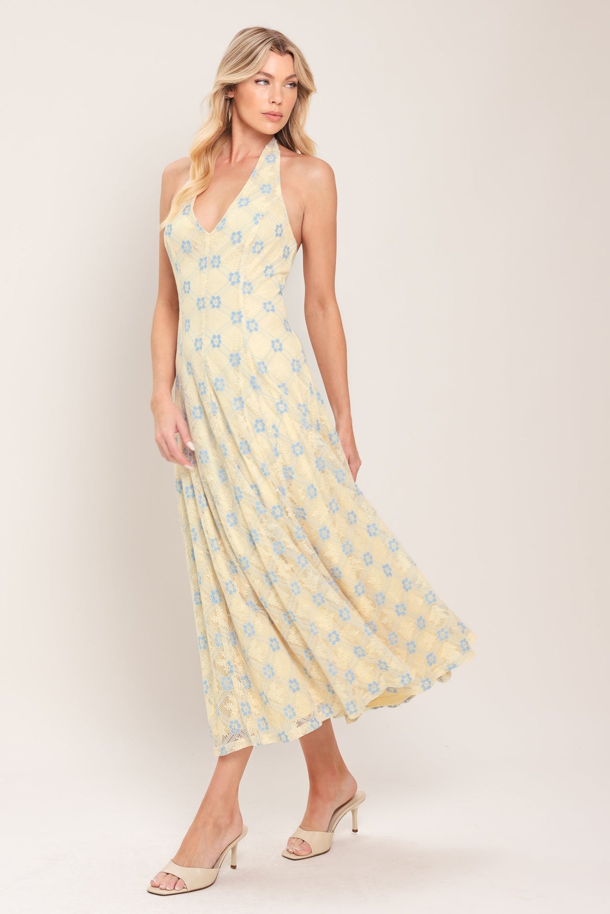 VESTIDO MIDI DE ENCAJE TEJIDO CON CUELLO HALTER Y ESTAMPADO FLORAL DELICADO
