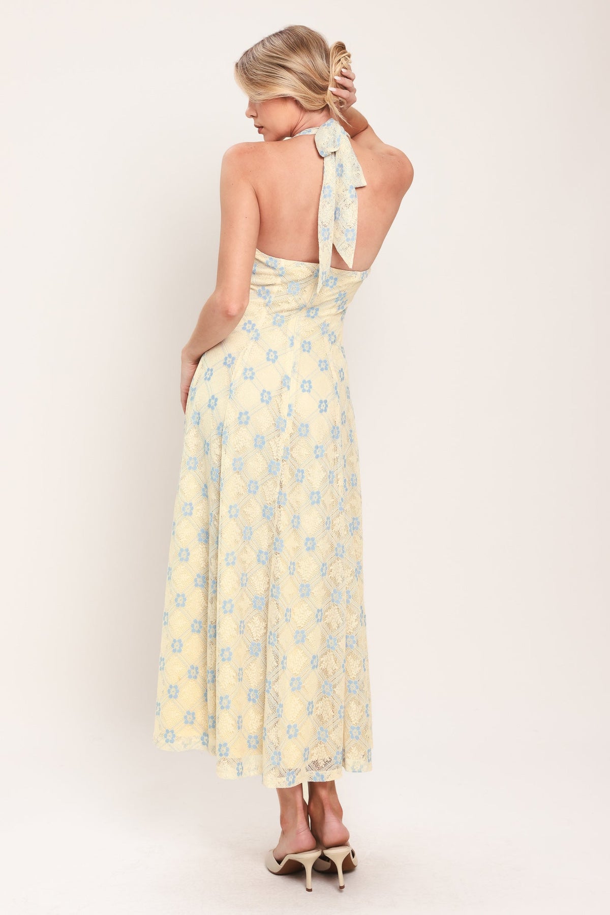 VESTIDO MIDI DE ENCAJE TEJIDO CON CUELLO HALTER Y ESTAMPADO FLORAL DELICADO