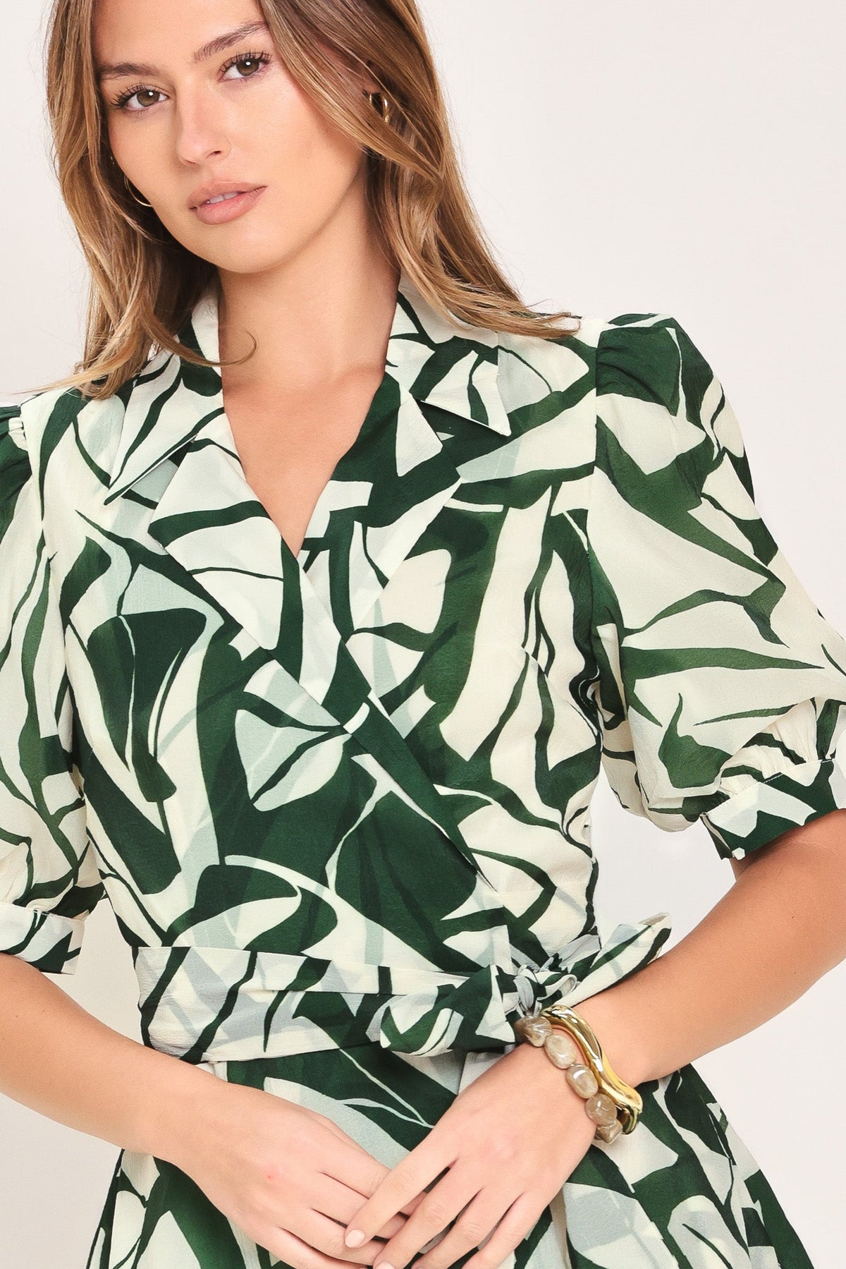 VESTIDO MIDI TIPO WRAP DE TEJIDO BOTANICAL BREEZE