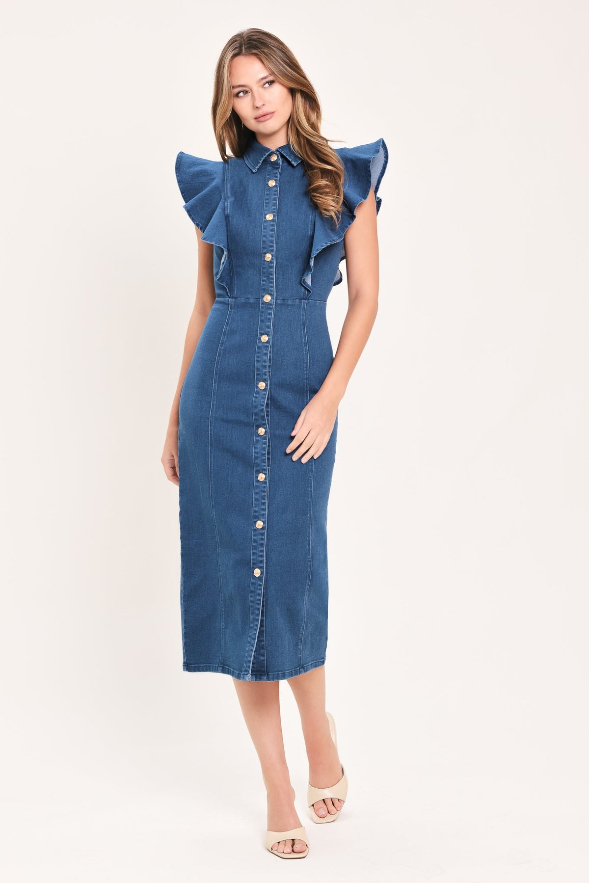 VESTIDO MIDI DE MEZCLILLA CON BOTONES Y ESCOTE CORAZÓN