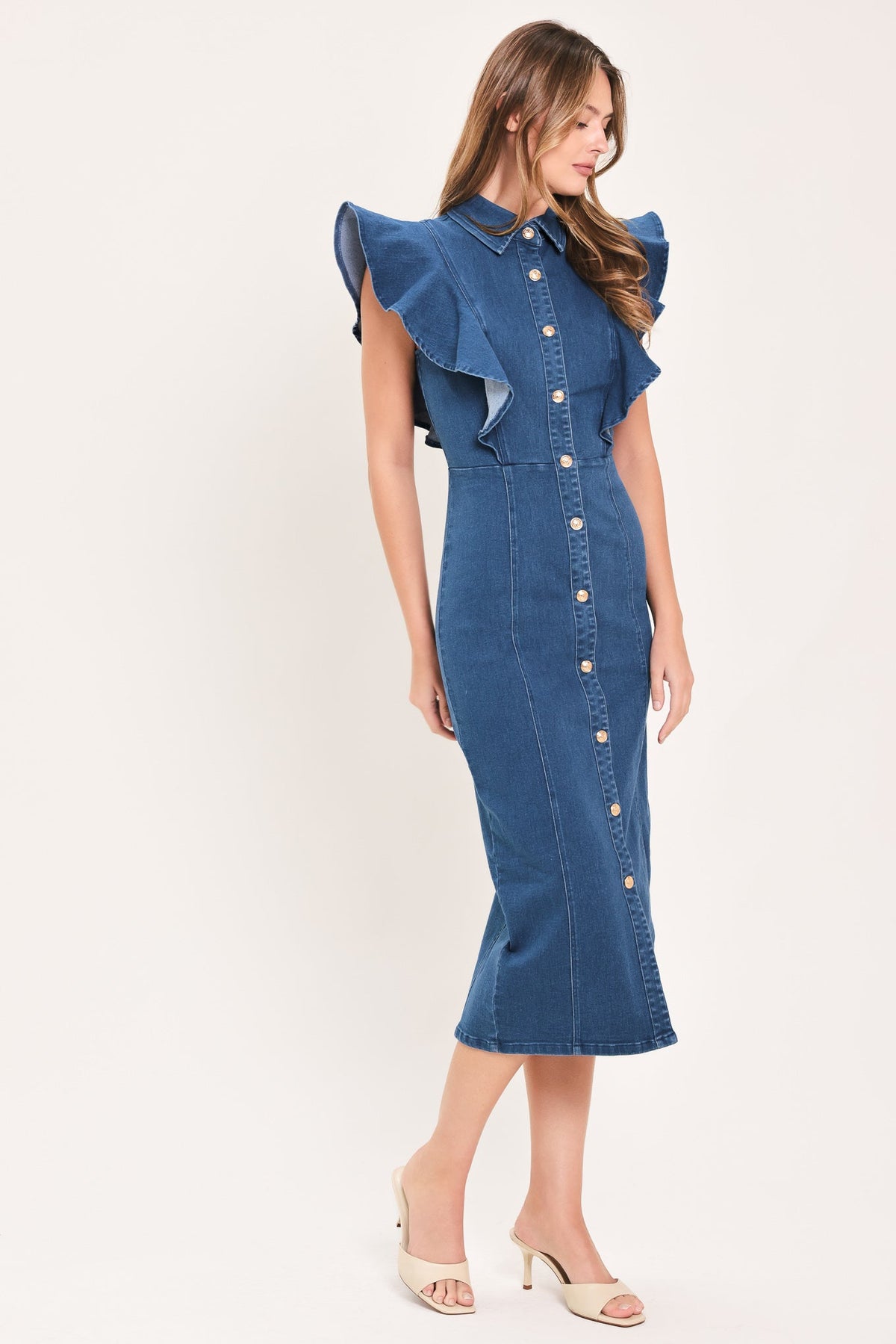 VESTIDO MIDI DE MEZCLILLA CON BOTONES Y ESCOTE CORAZÓN