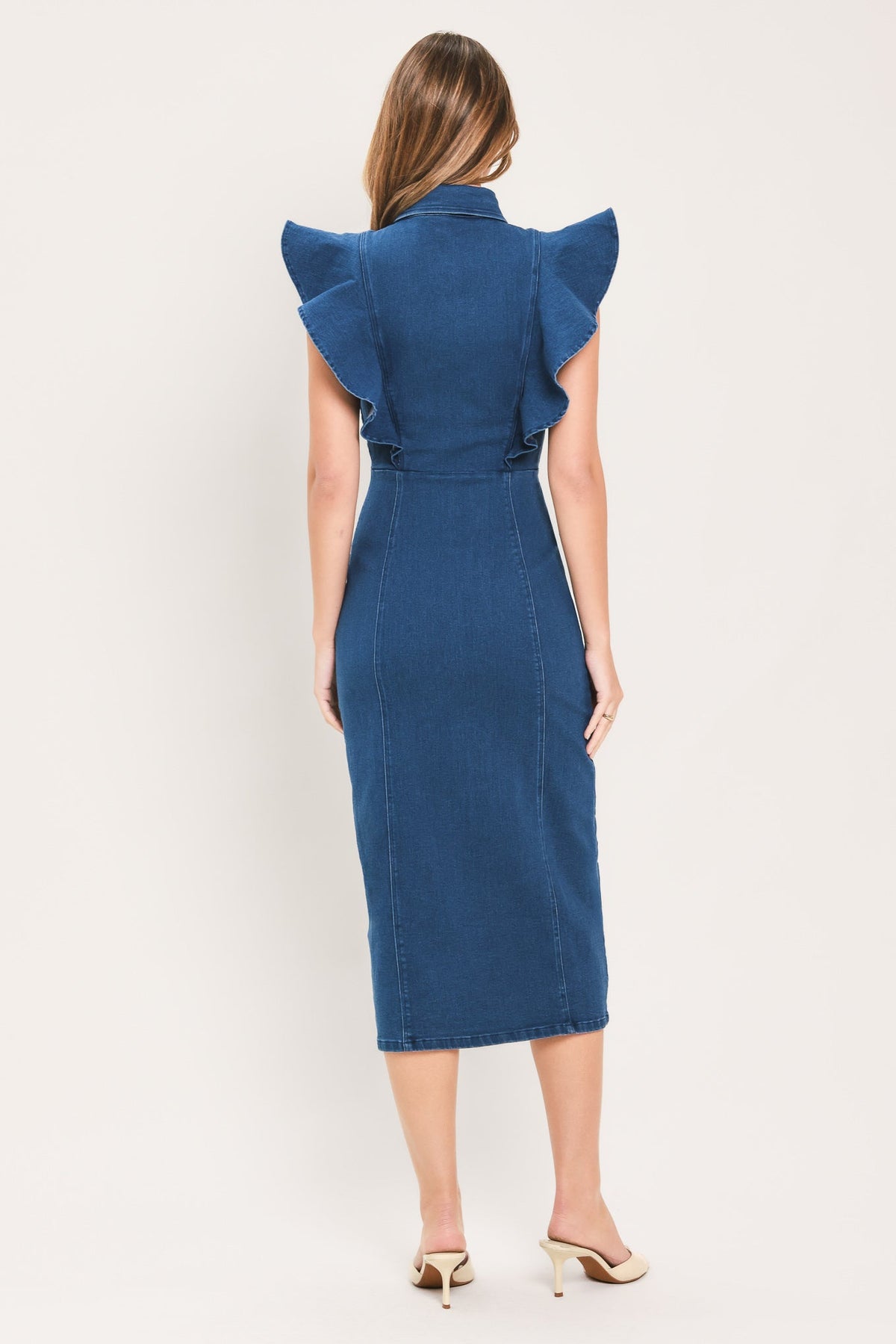 VESTIDO MIDI DE MEZCLILLA CON BOTONES Y ESCOTE CORAZÓN