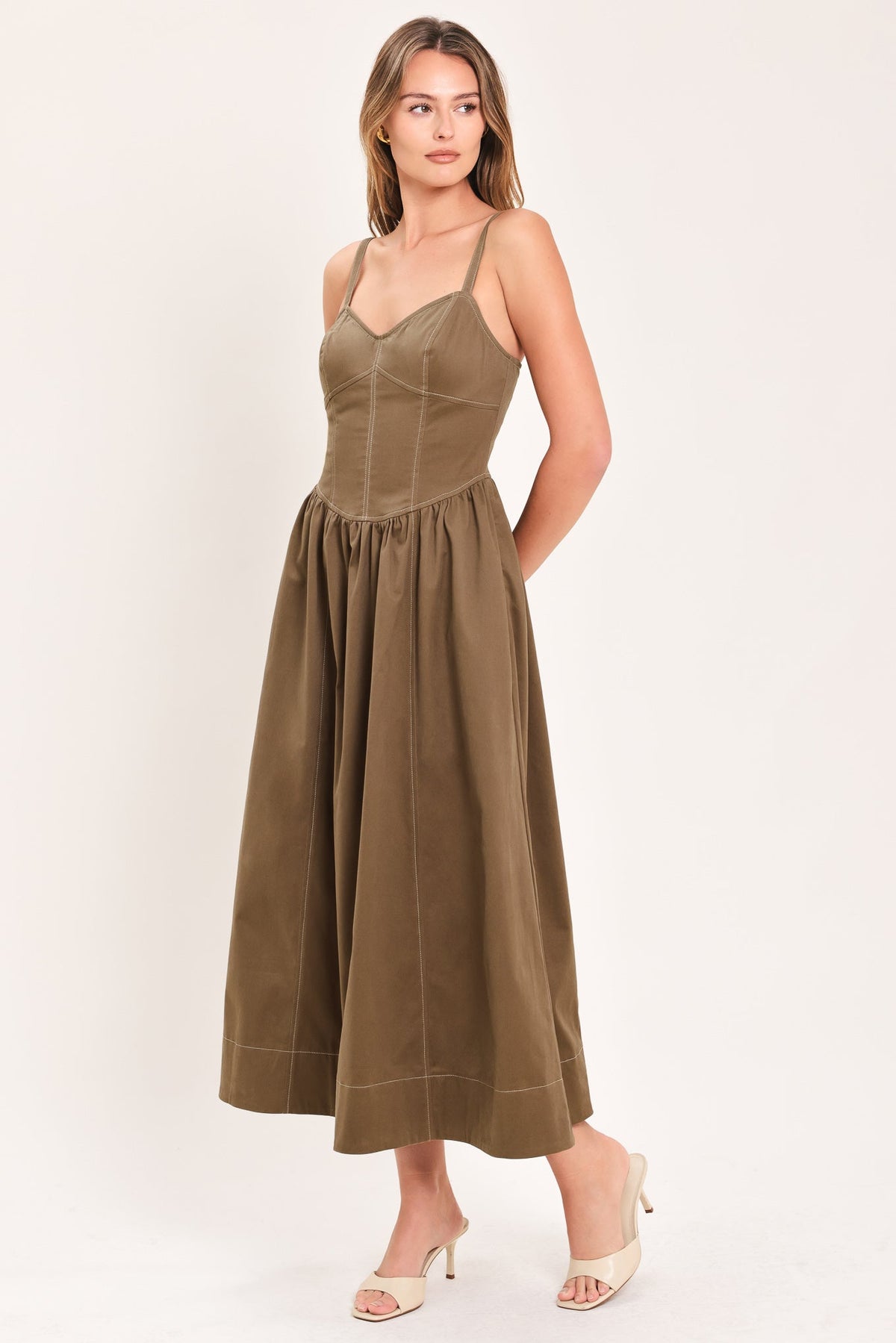VESTIDO MIDI DE ESTILO RÚSTICO CON TEJIDO DE CORAZONES
