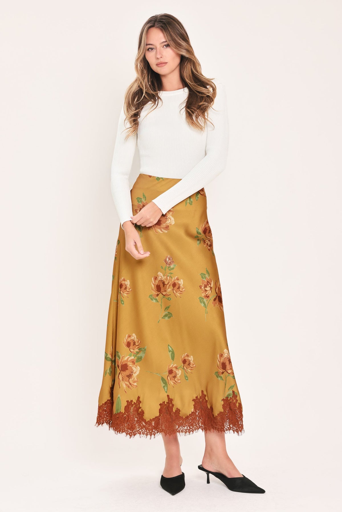 FALDA MIDI CON ESTAMPADO DE CAMELLO Y DOBLADILLO DE ENCAJE CON ENCANTO CAMPESTRE