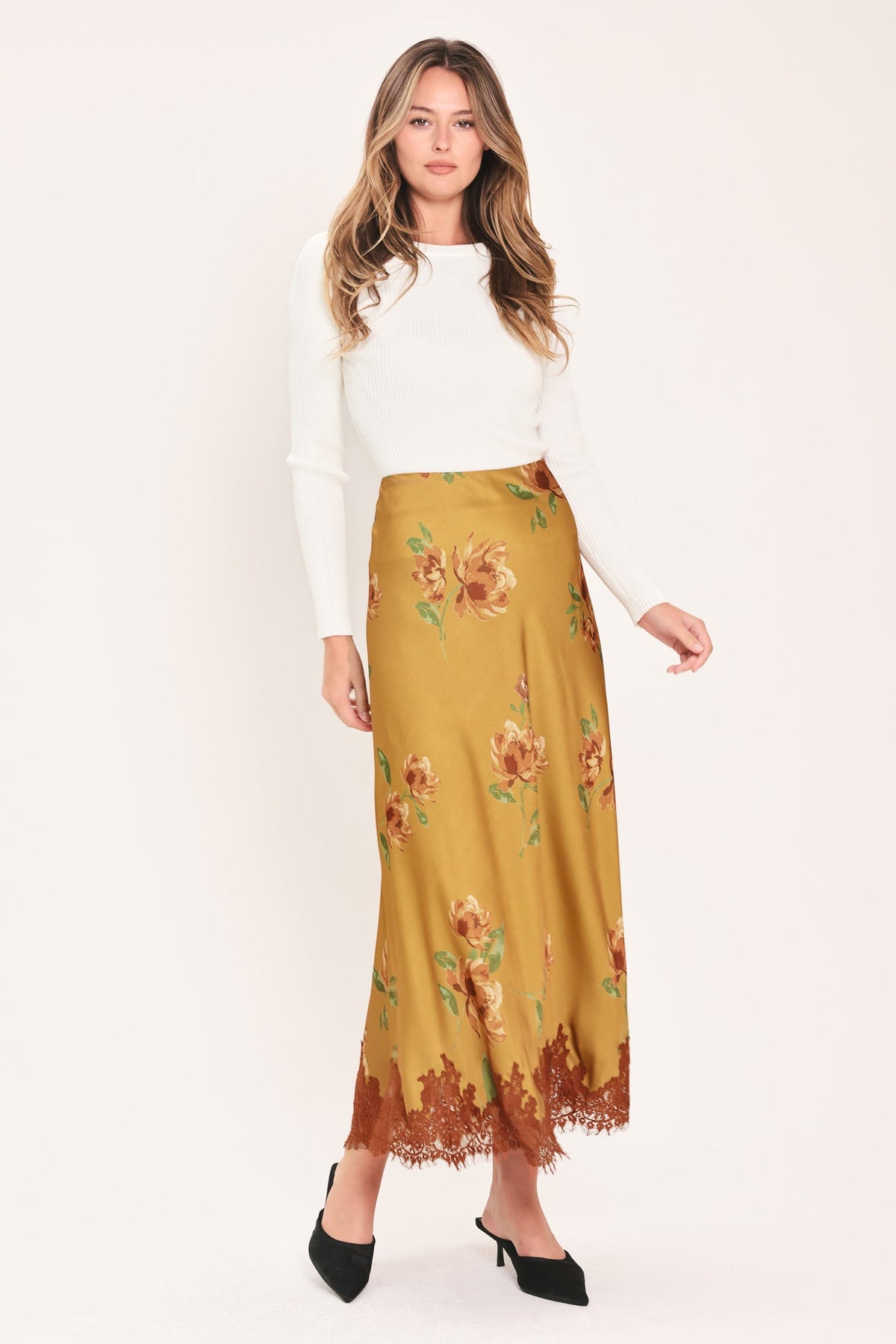 FALDA MIDI CON ESTAMPADO DE CAMELLO Y DOBLADILLO DE ENCAJE CON ENCANTO CAMPESTRE