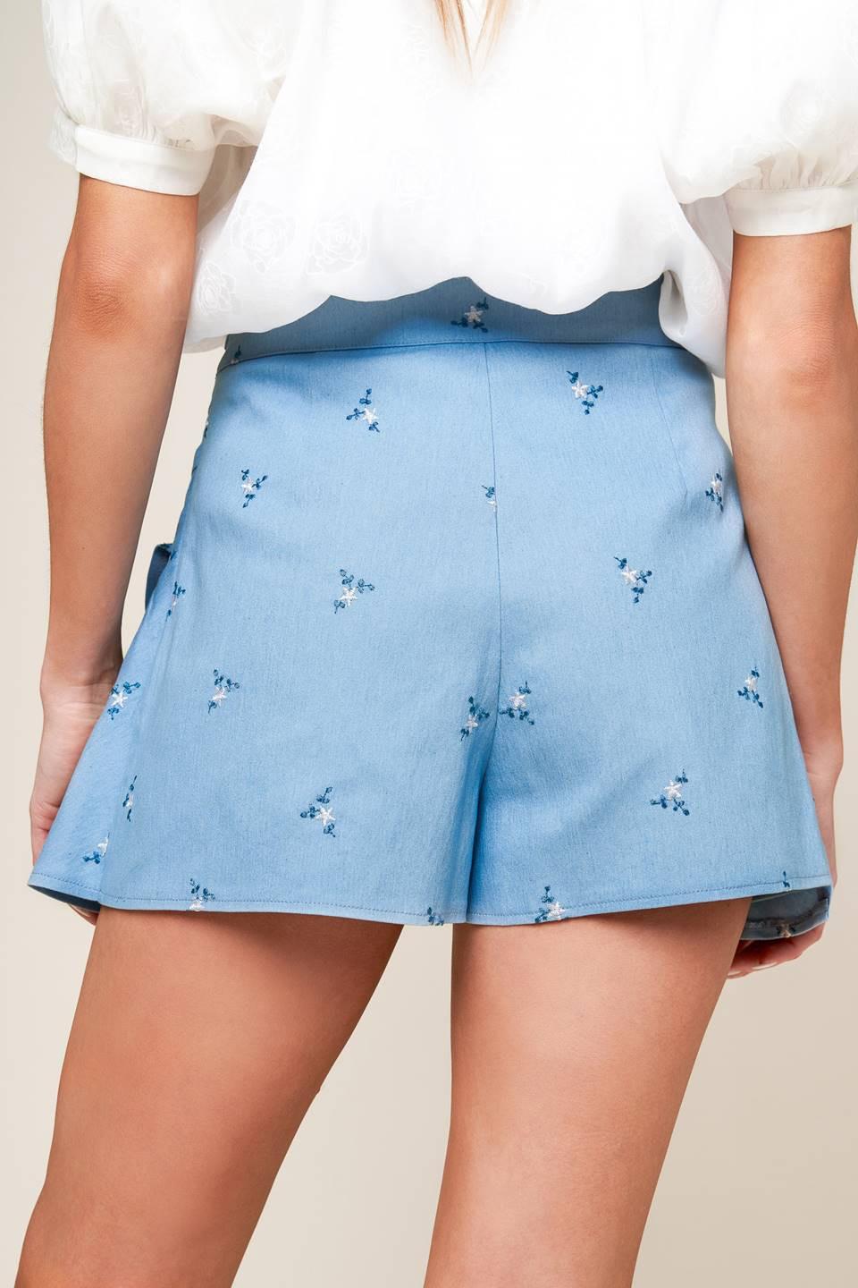 MOMENT OF CLARITY LIGHT INDIGO WOVEN SKORT