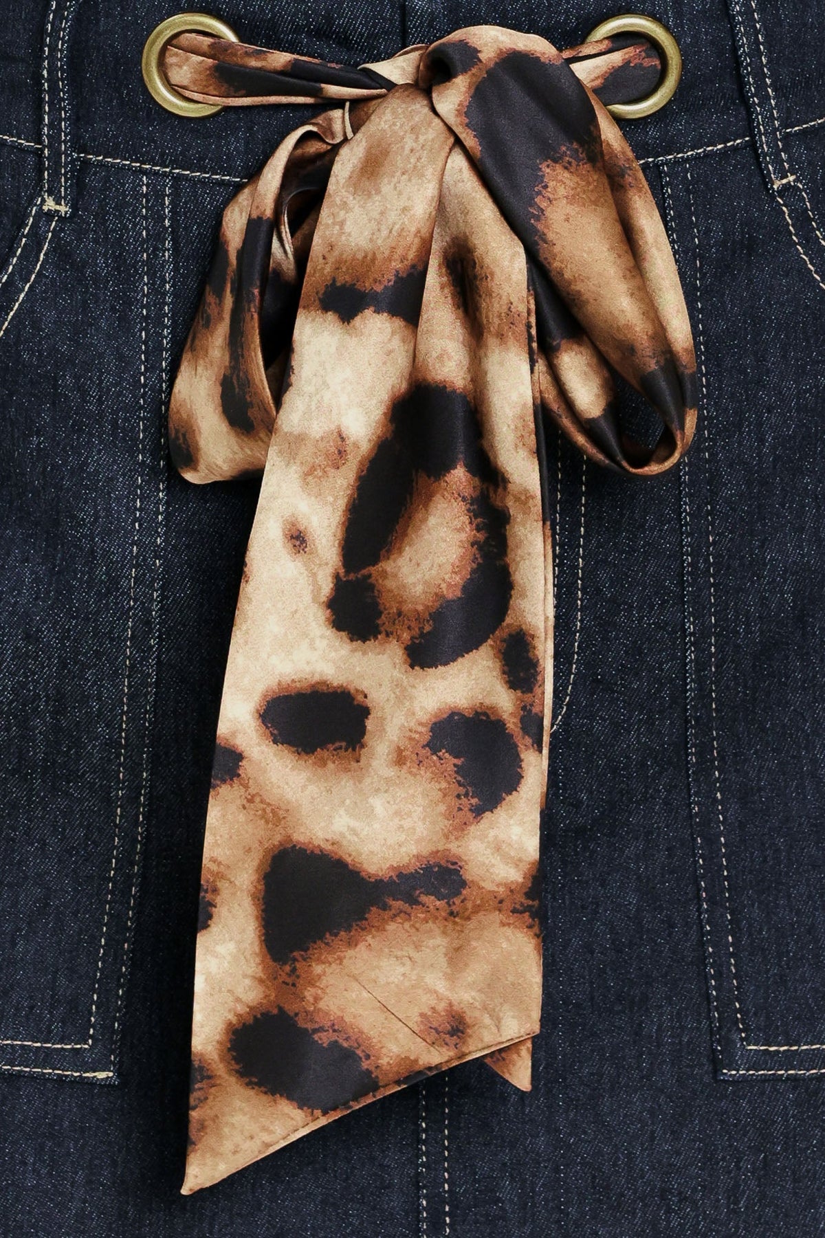 FALDA-SHORT DE MEZCLILLA CON ESTAMPADO DE LEOPARDO