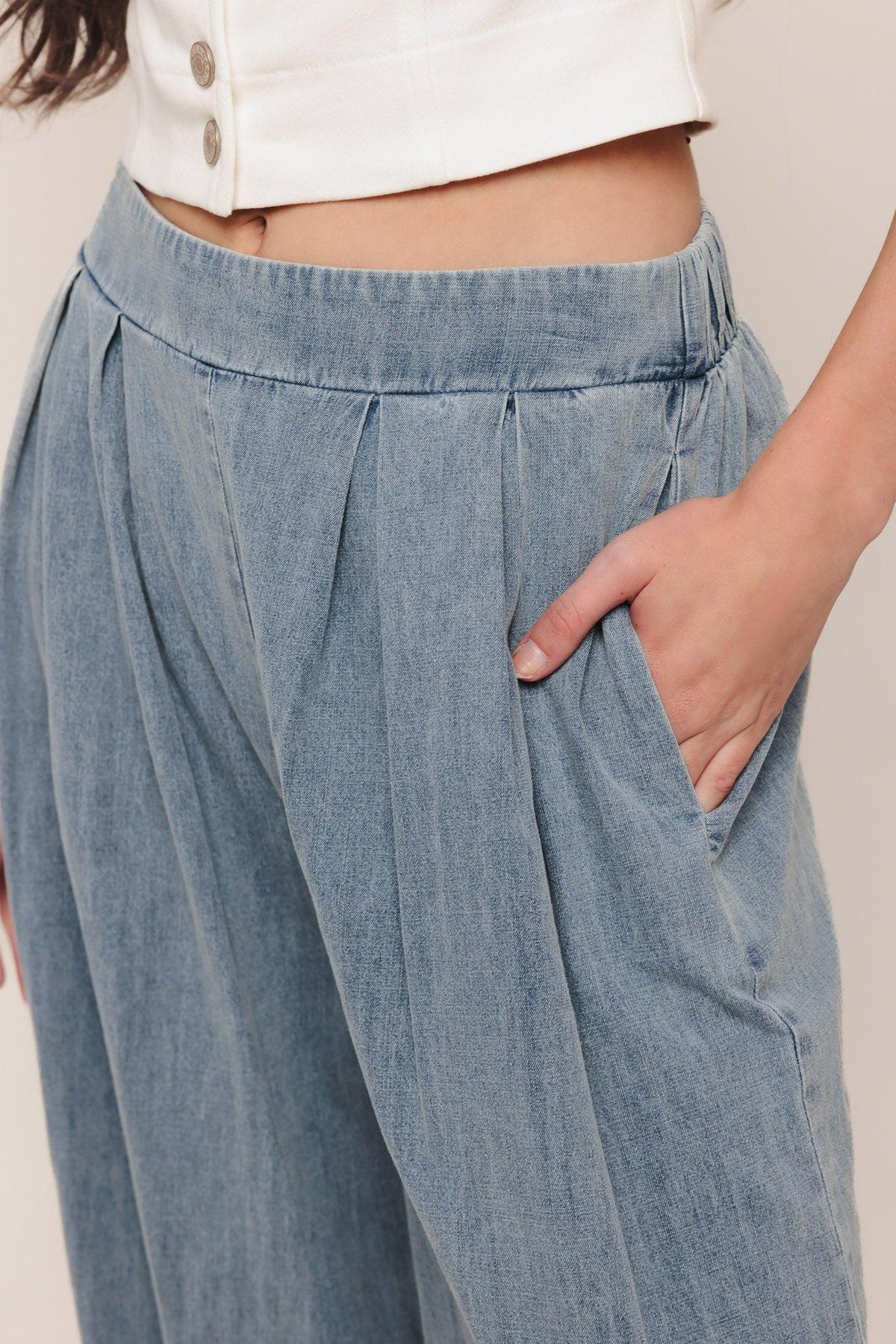 PANTALONES DE DENIM LIGERO CON CAÍDA RELAJADA