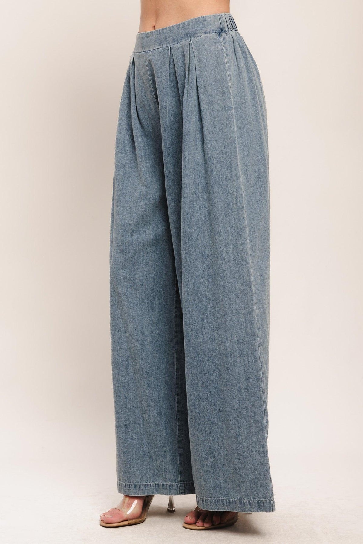 PANTALONES DE DENIM LIGERO CON CAÍDA RELAJADA