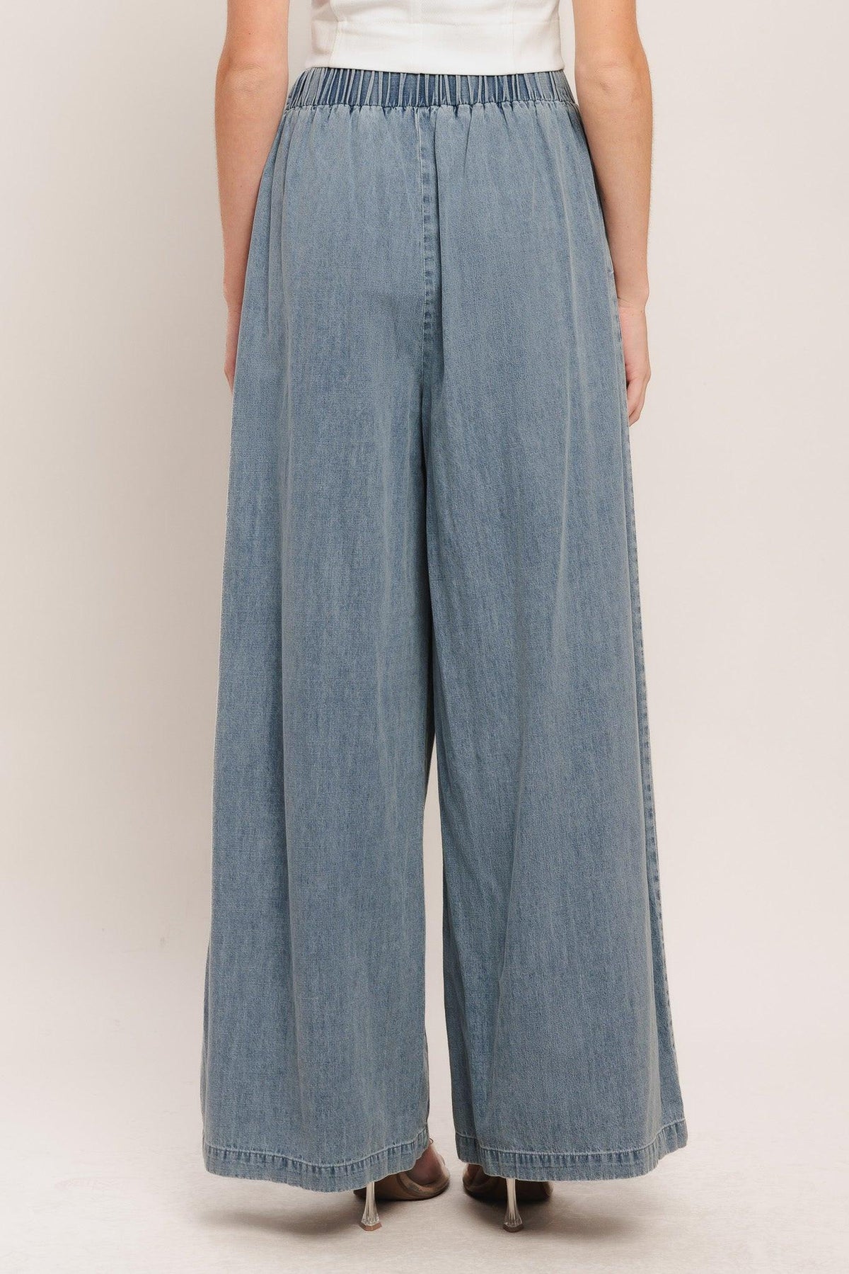 PANTALONES DE DENIM LIGERO CON CAÍDA RELAJADA
