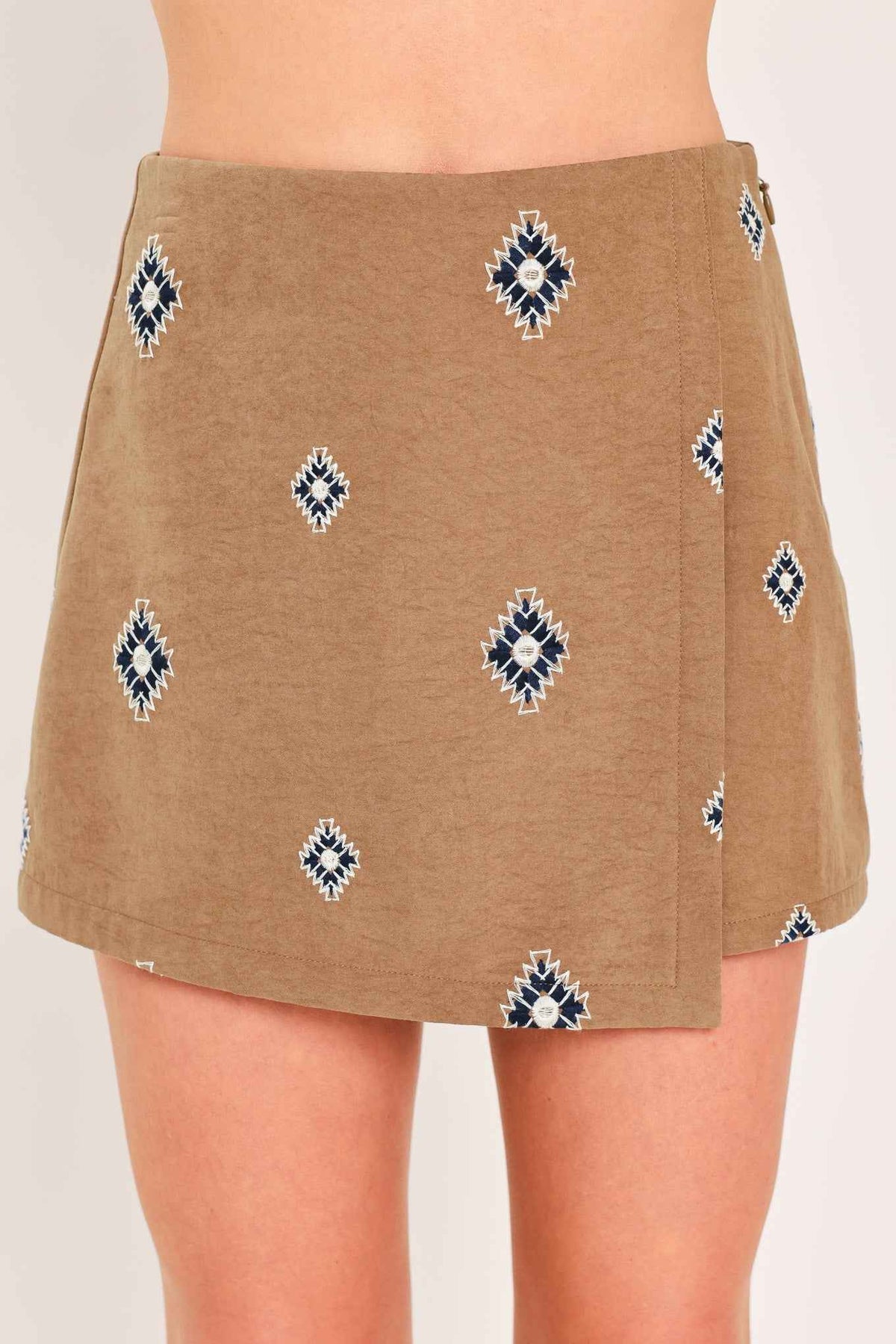 CANYON MOTIF FLIRT FAUX SUEDE SKORT