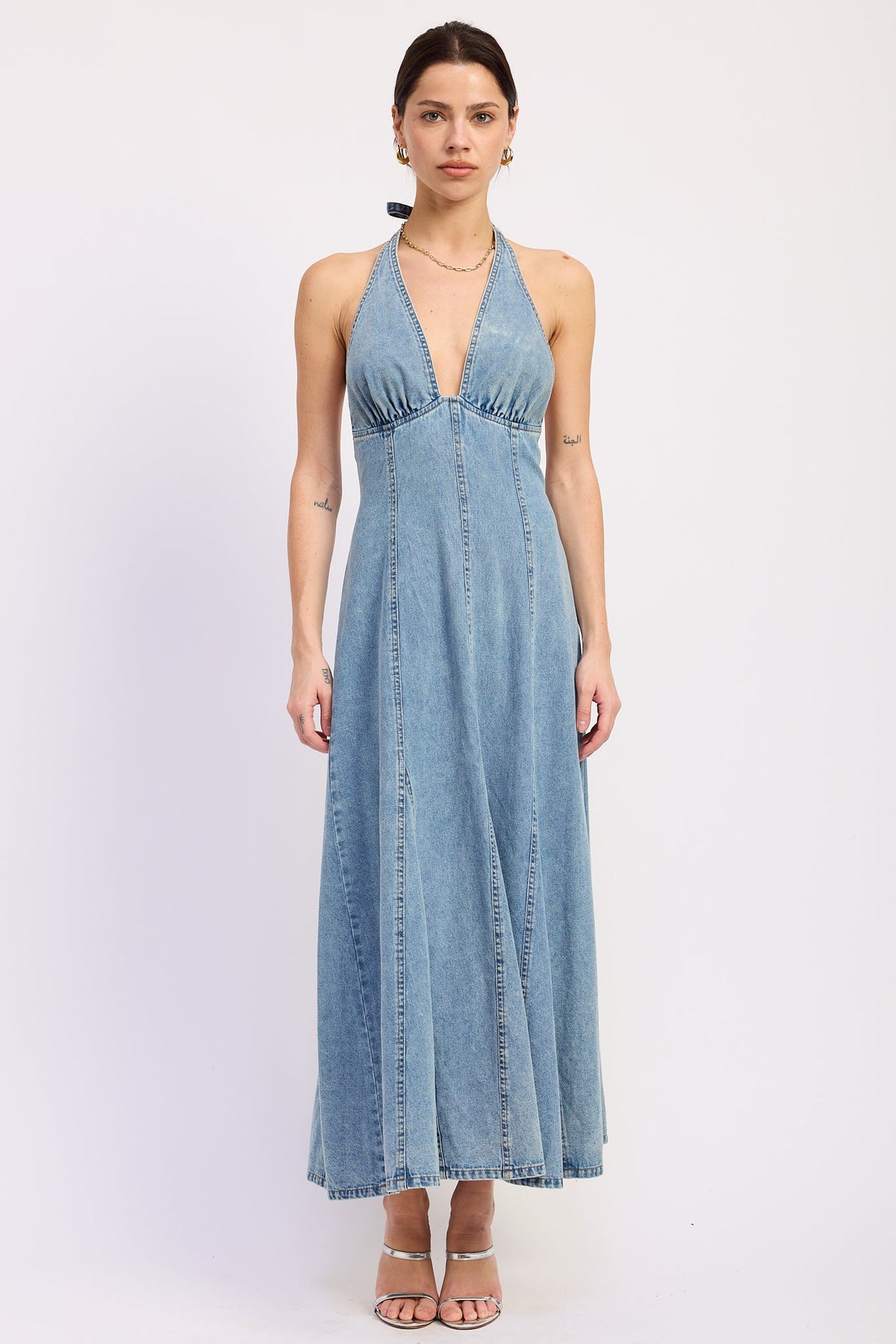 Vestido midi de mezclilla con cuello halter Laurel