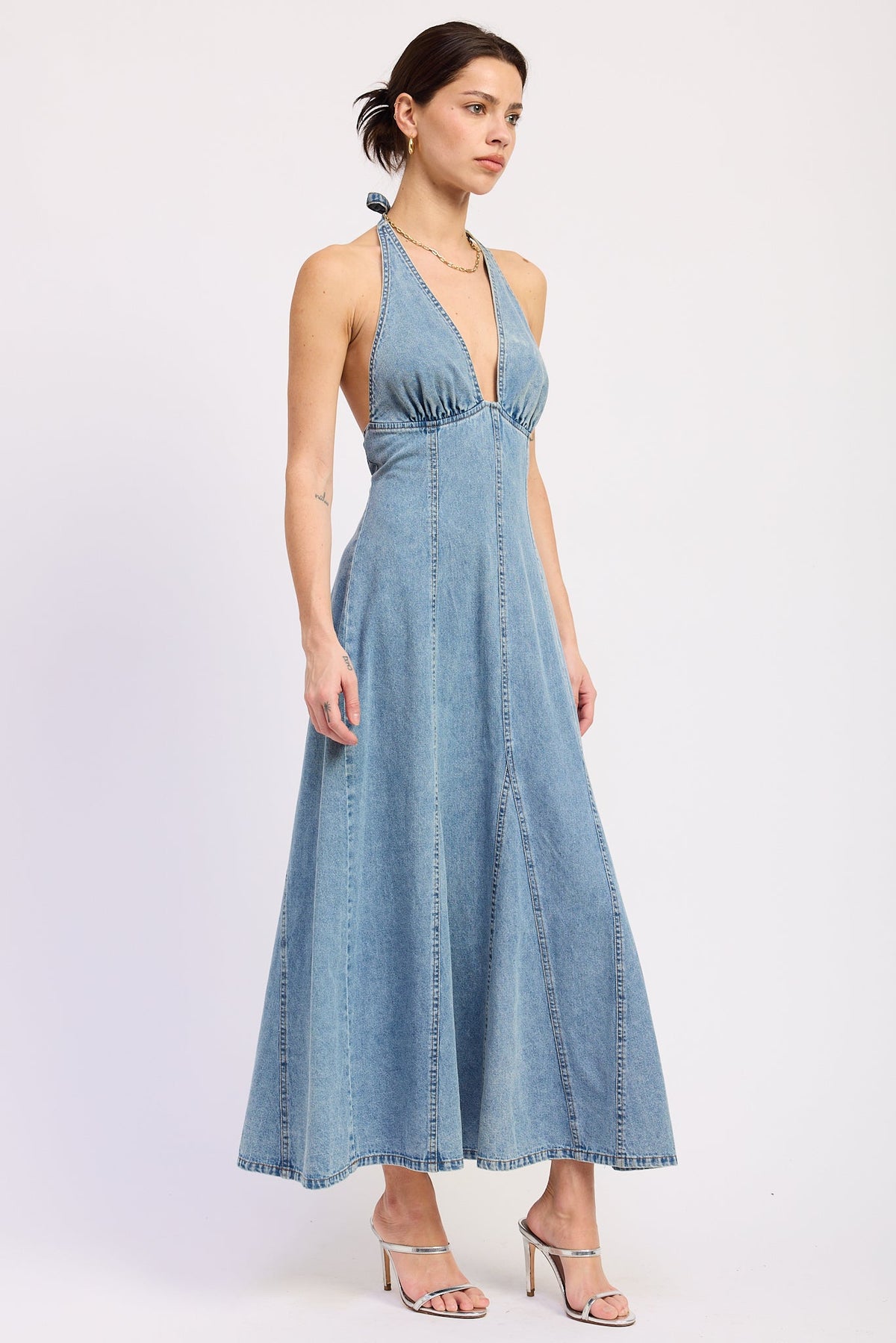 Vestido midi de mezclilla con cuello halter Laurel