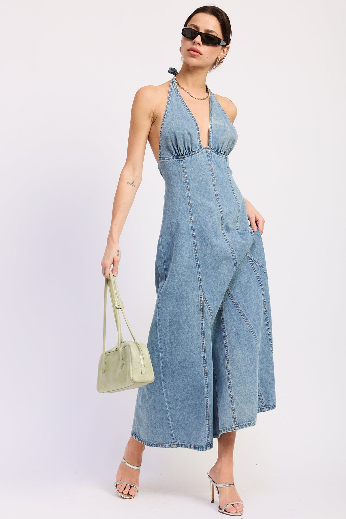 Vestido midi de mezclilla con cuello halter Laurel