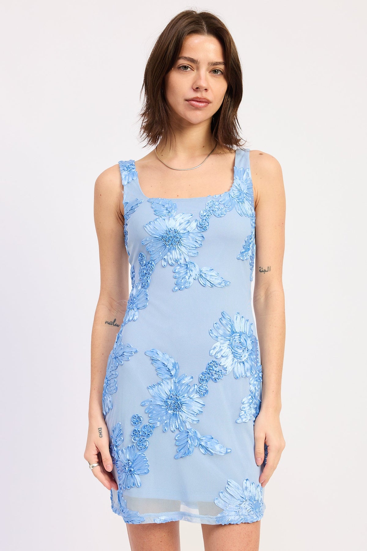 Vestido corto de malla con estampado floral