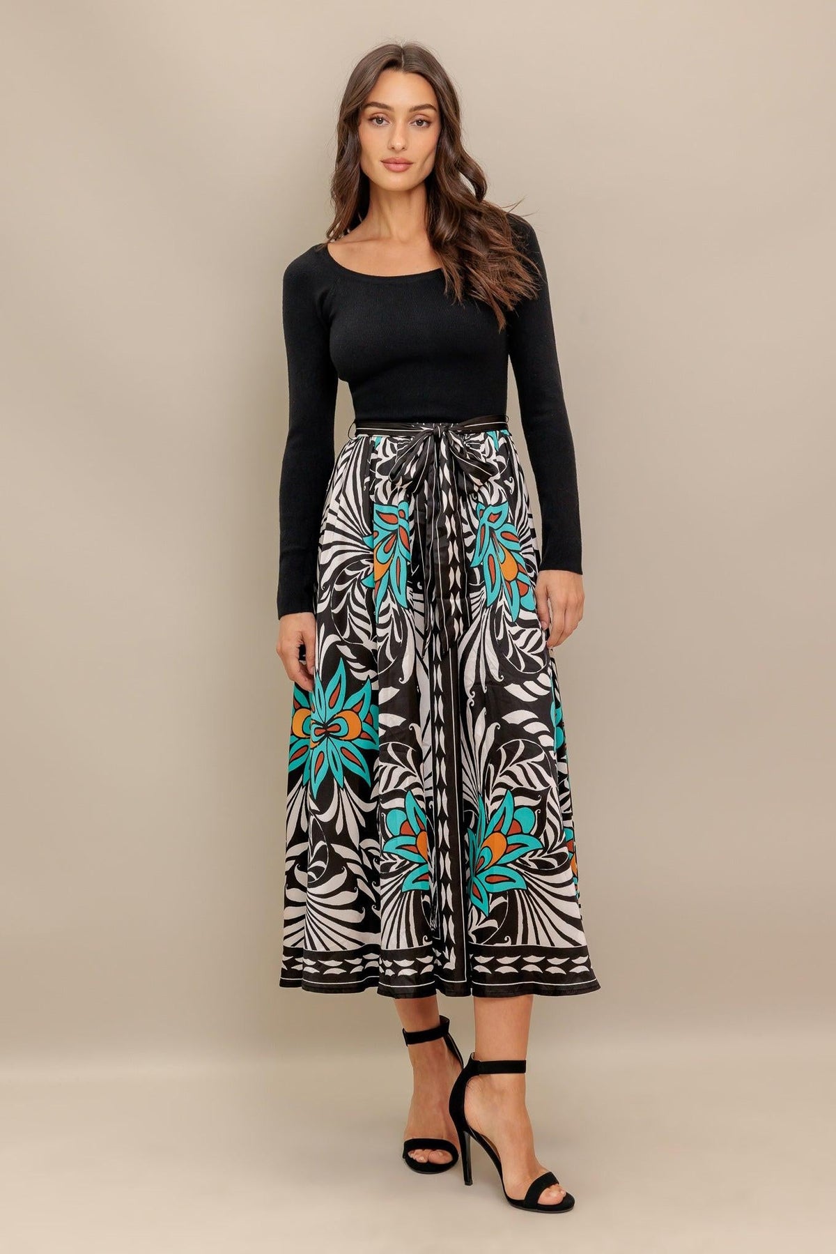 VESTIDO MIDI NEGRO CON ESTAMPADO DE FLORES SUNBURST