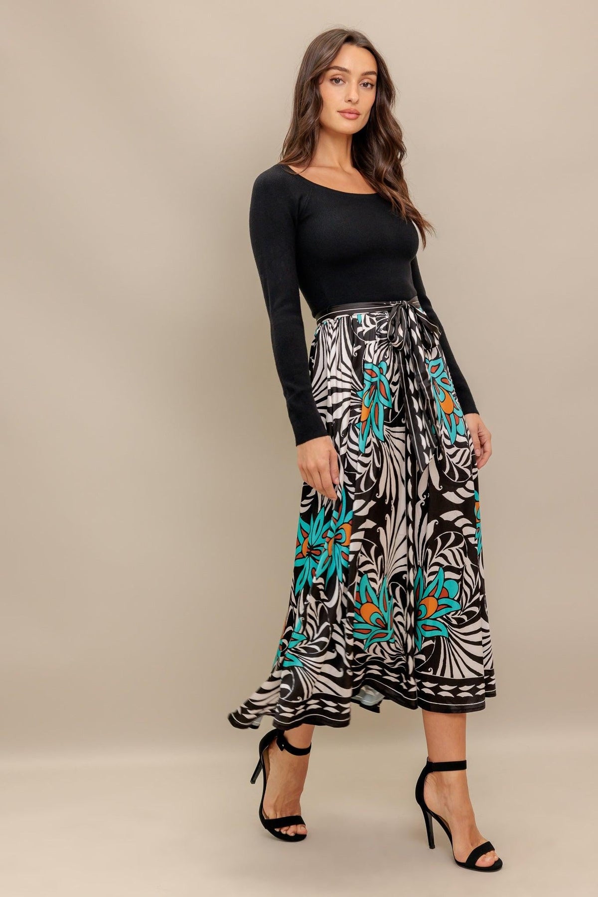 VESTIDO MIDI NEGRO CON ESTAMPADO DE FLORES SUNBURST