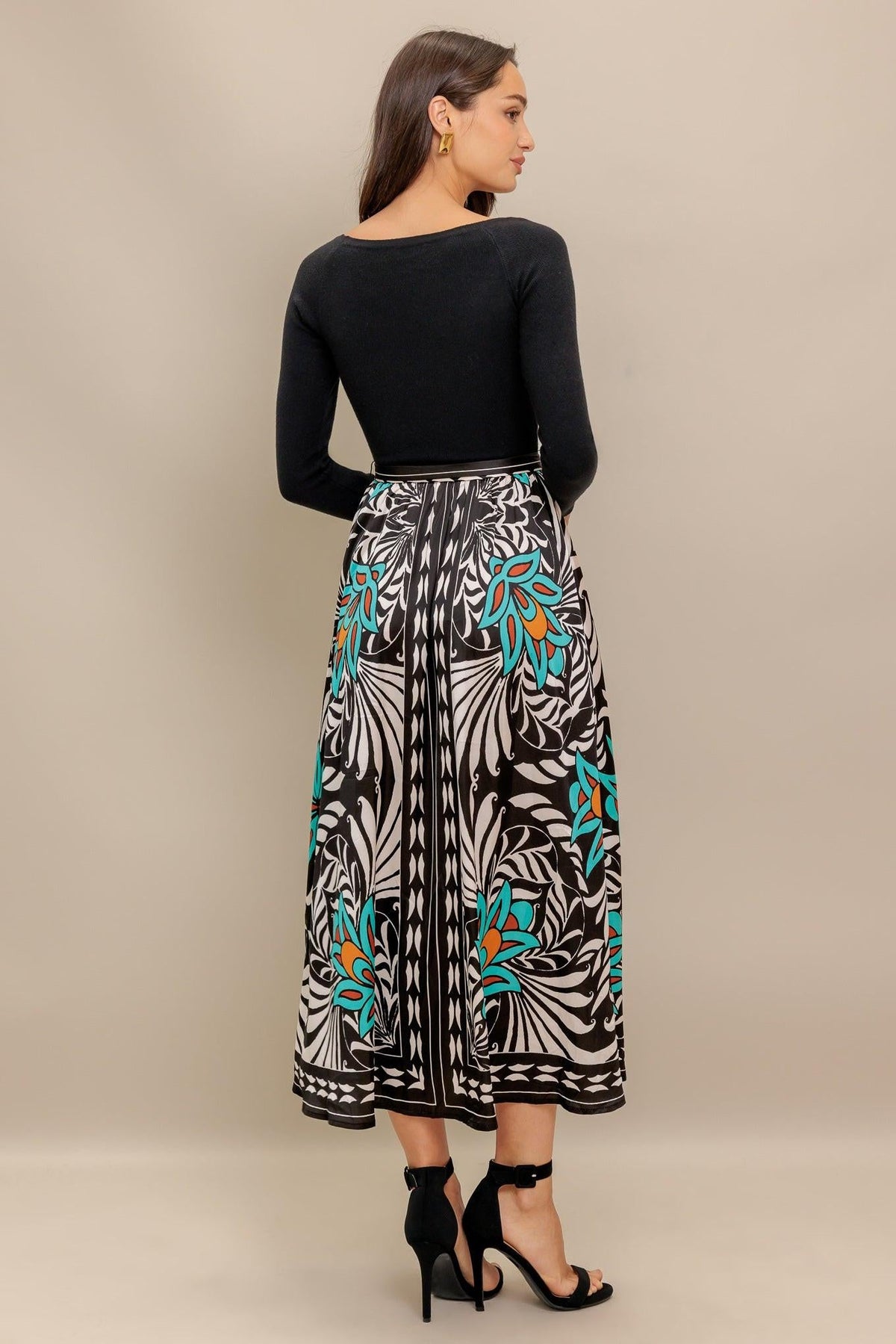 VESTIDO MIDI NEGRO CON ESTAMPADO DE FLORES SUNBURST
