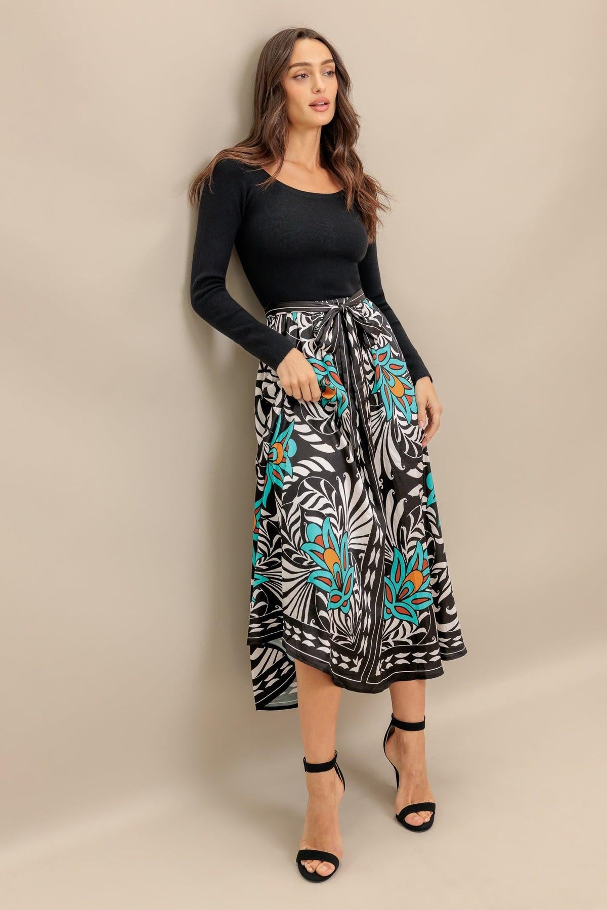 VESTIDO MIDI NEGRO CON ESTAMPADO DE FLORES SUNBURST