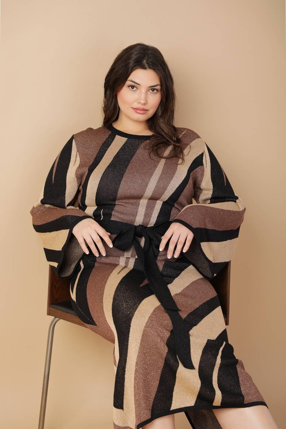 PONTE UN VESTIDO DE PUNTO MIDI CON UNA SONRISA