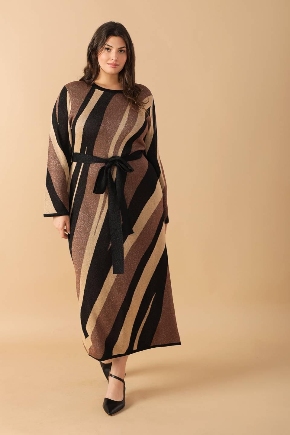 PONTE UN VESTIDO DE PUNTO MIDI CON UNA SONRISA