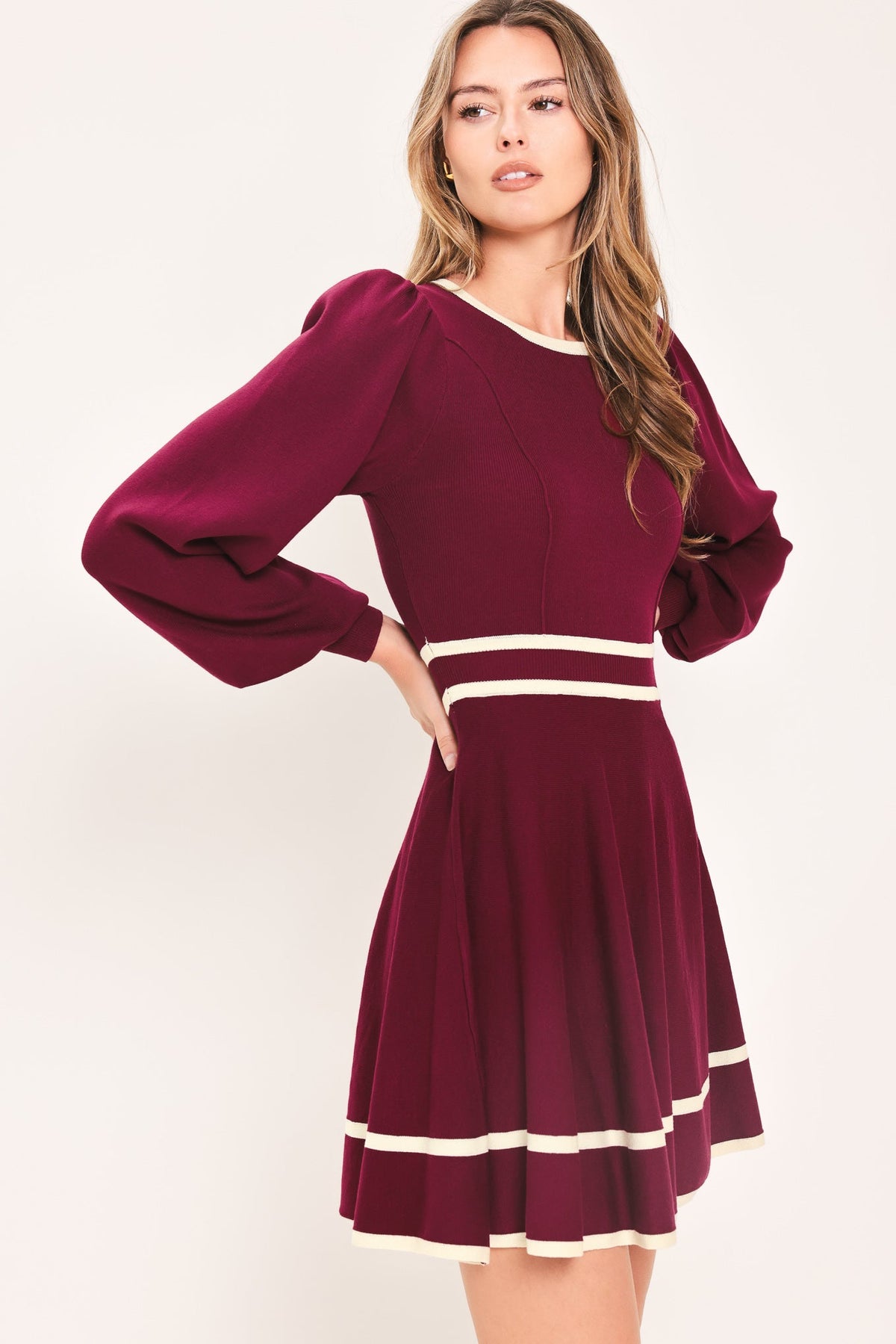 VESTIDO CORTO TIPO SUÉTER MOMENT EN COLOR MARFIL Y BURDEOS