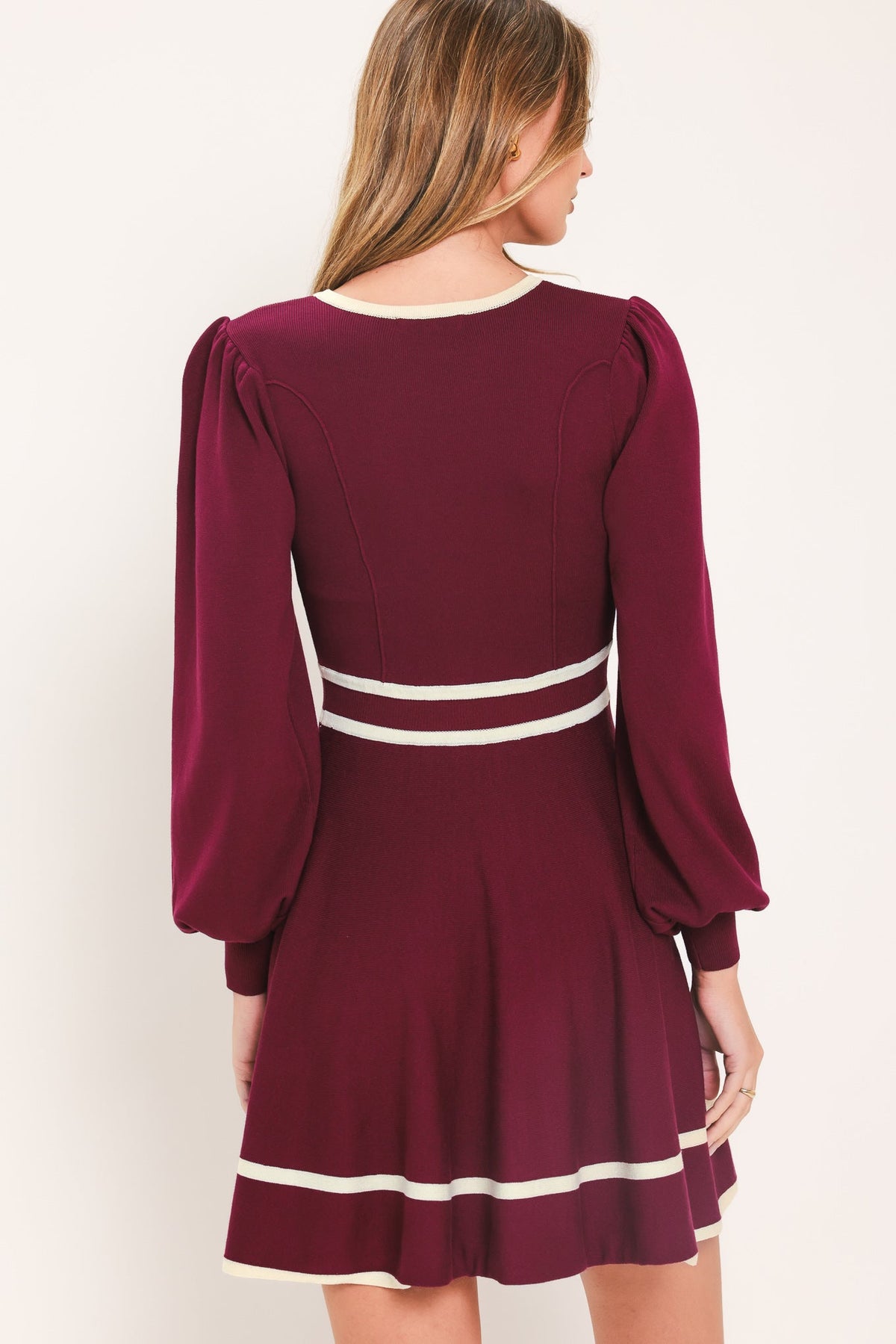 VESTIDO CORTO TIPO SUÉTER MOMENT EN COLOR MARFIL Y BURDEOS