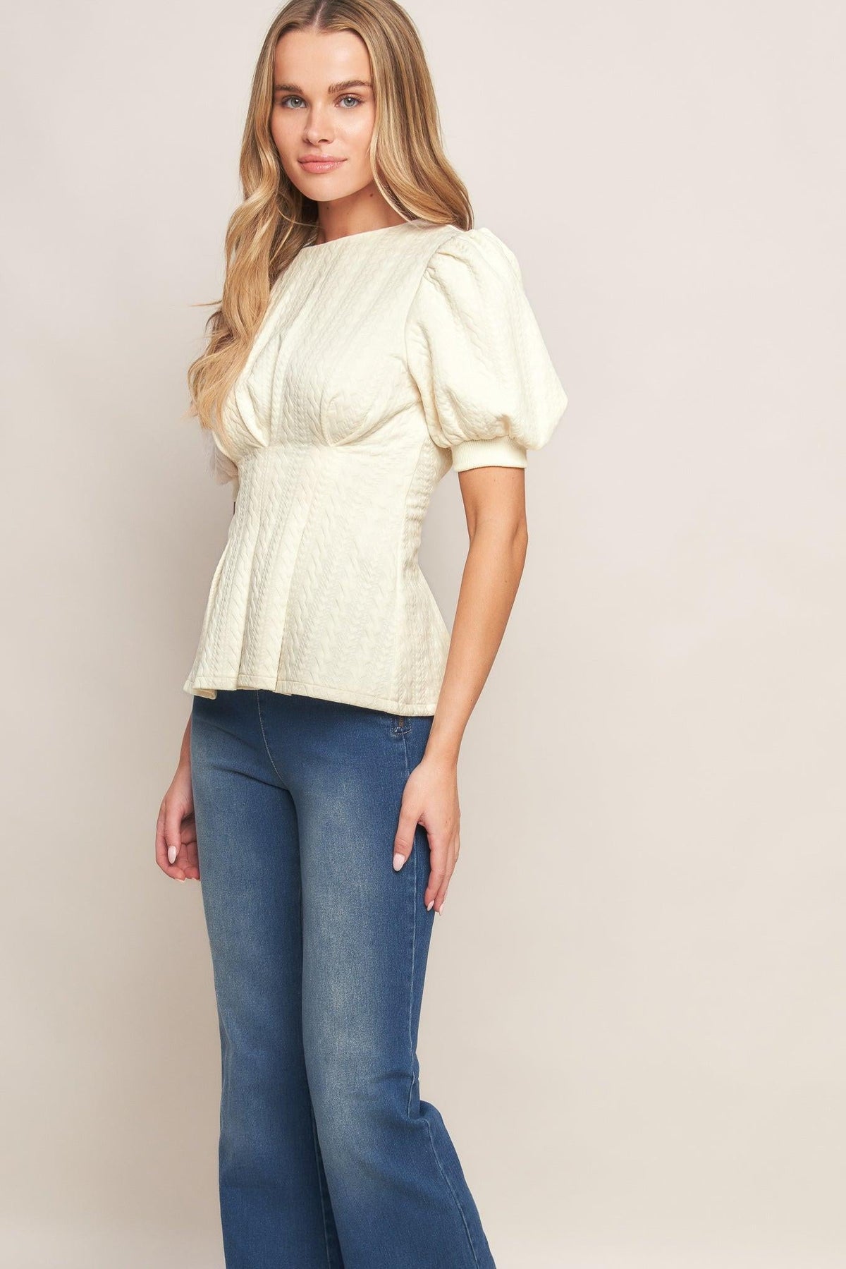 TOP TEJIDO CREMA TORCIDO