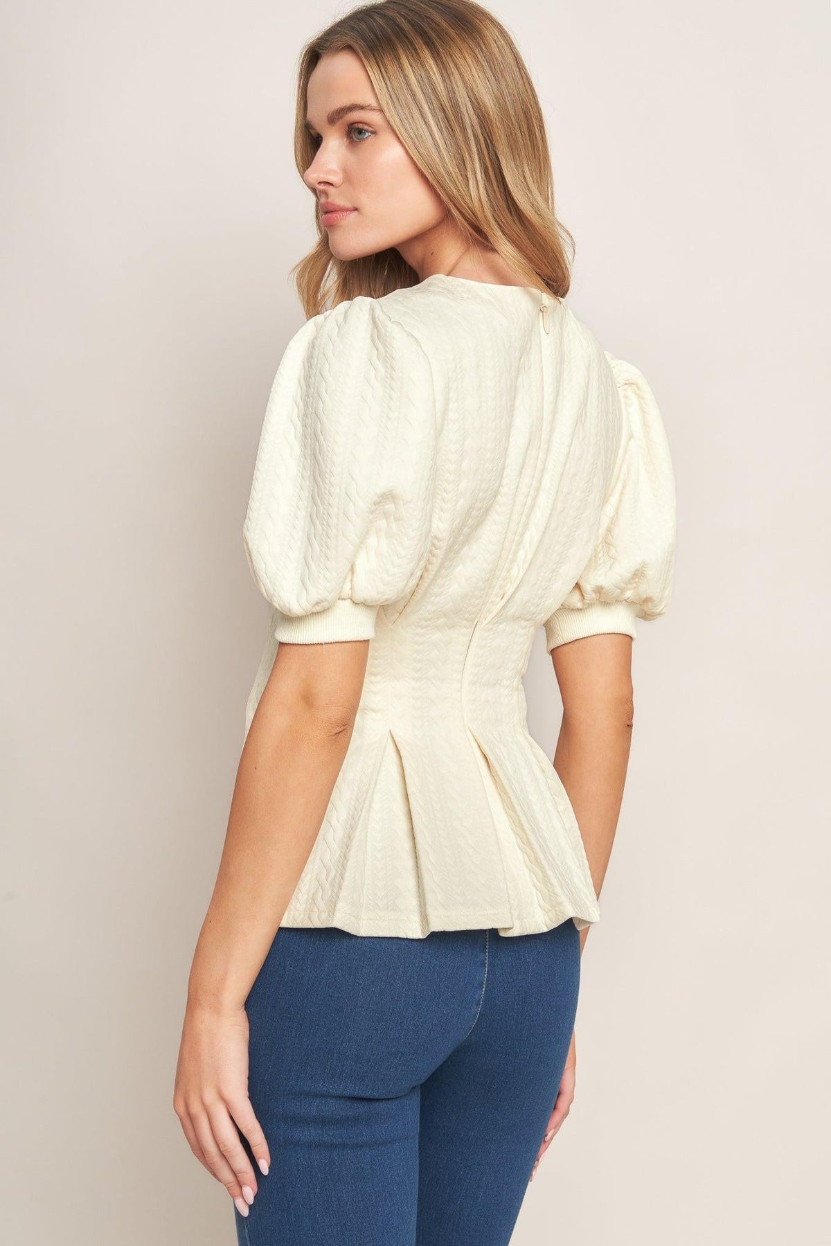 TOP TEJIDO CREMA TORCIDO